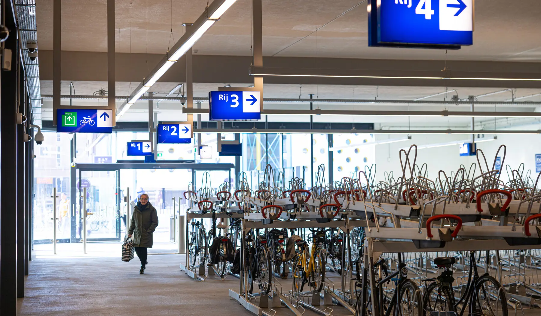 De stalling biedt ruimte aan 620 gewone en 50 buitenmodel fietsen