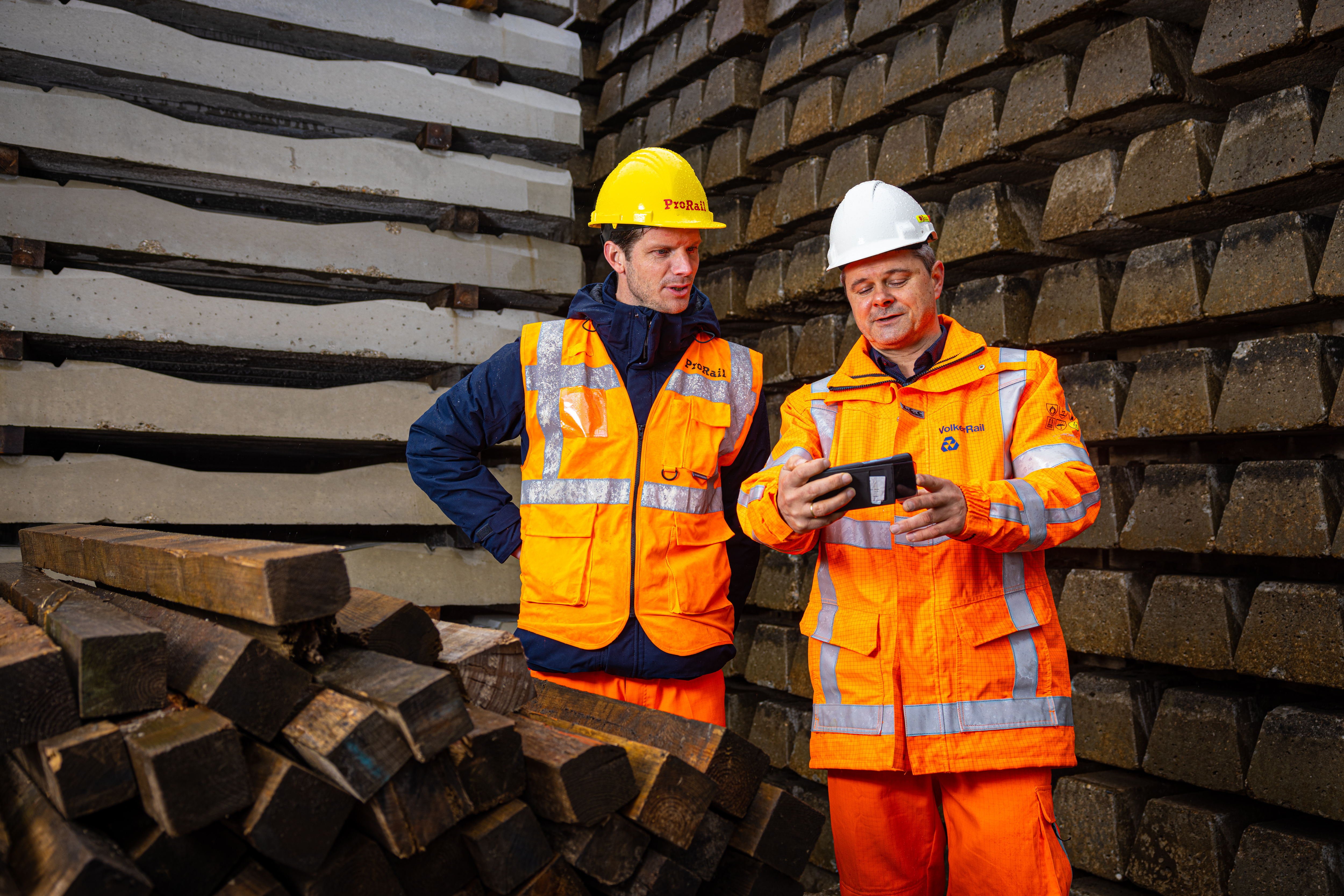 Bas Rodigas (links) en Mario Pieper (rechts) op de materialenopslag in Wijk bij Duurstede.