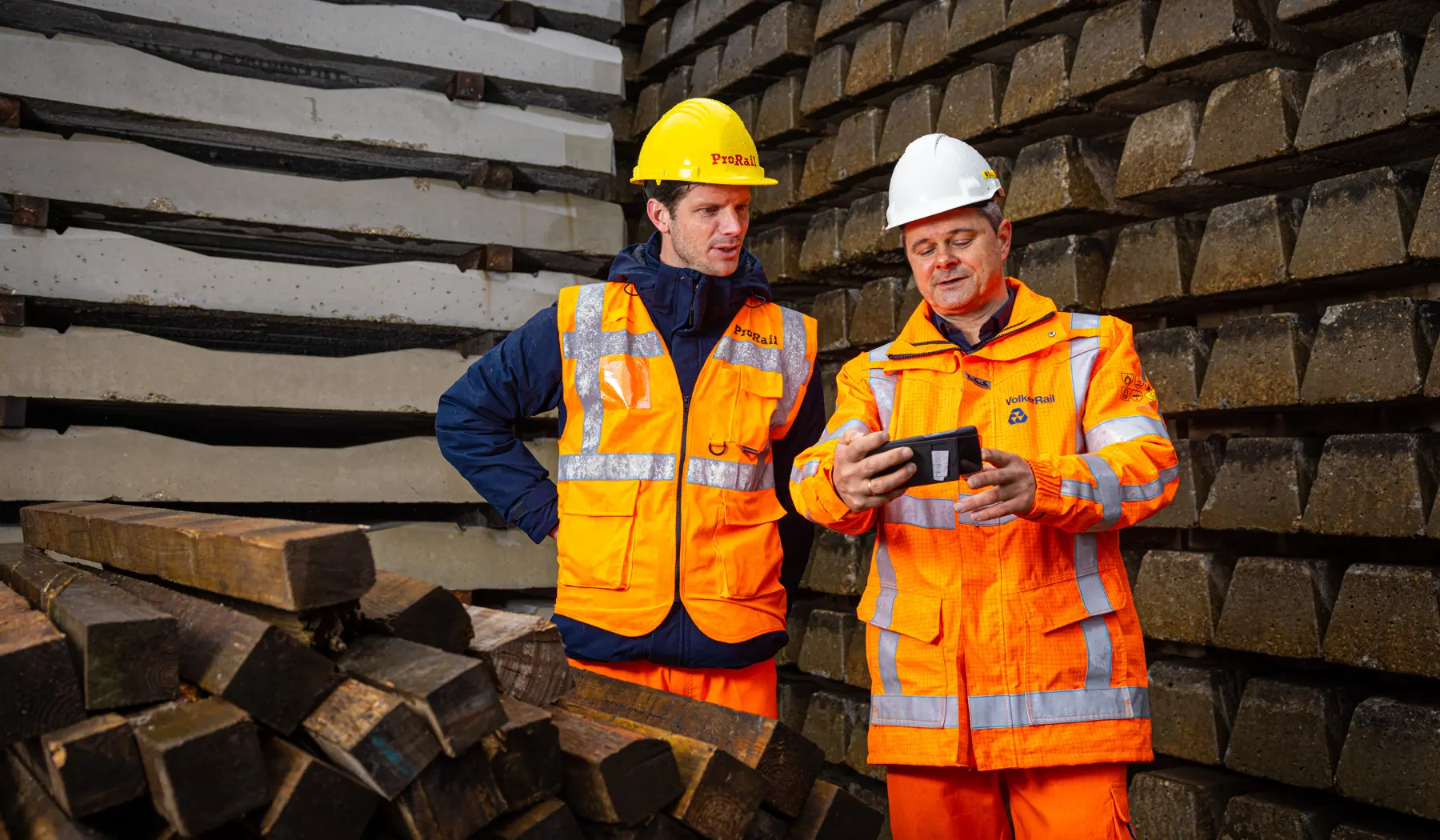Bas Rodigas (links) en Mario Pieper (rechts) op de materialenopslag in Wijk bij Duurstede.