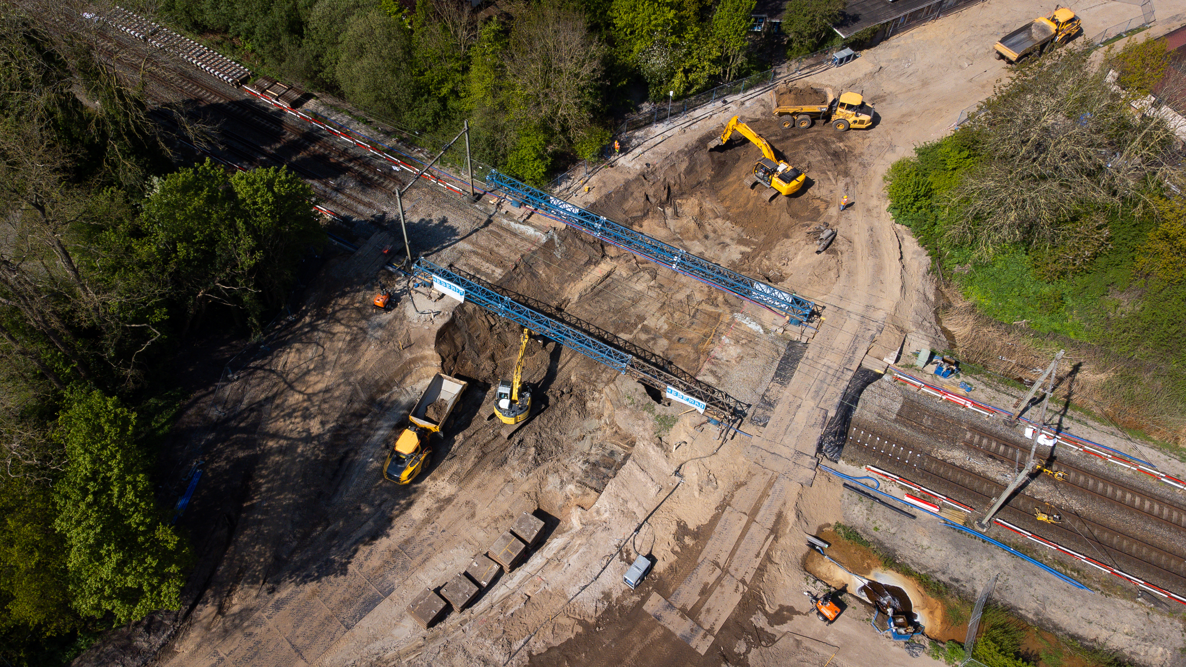 De aannemer haalt het spoor weg en graaft een gat op de plek waar het tunneldeel komt te liggen. Veel grondwerk dus. 