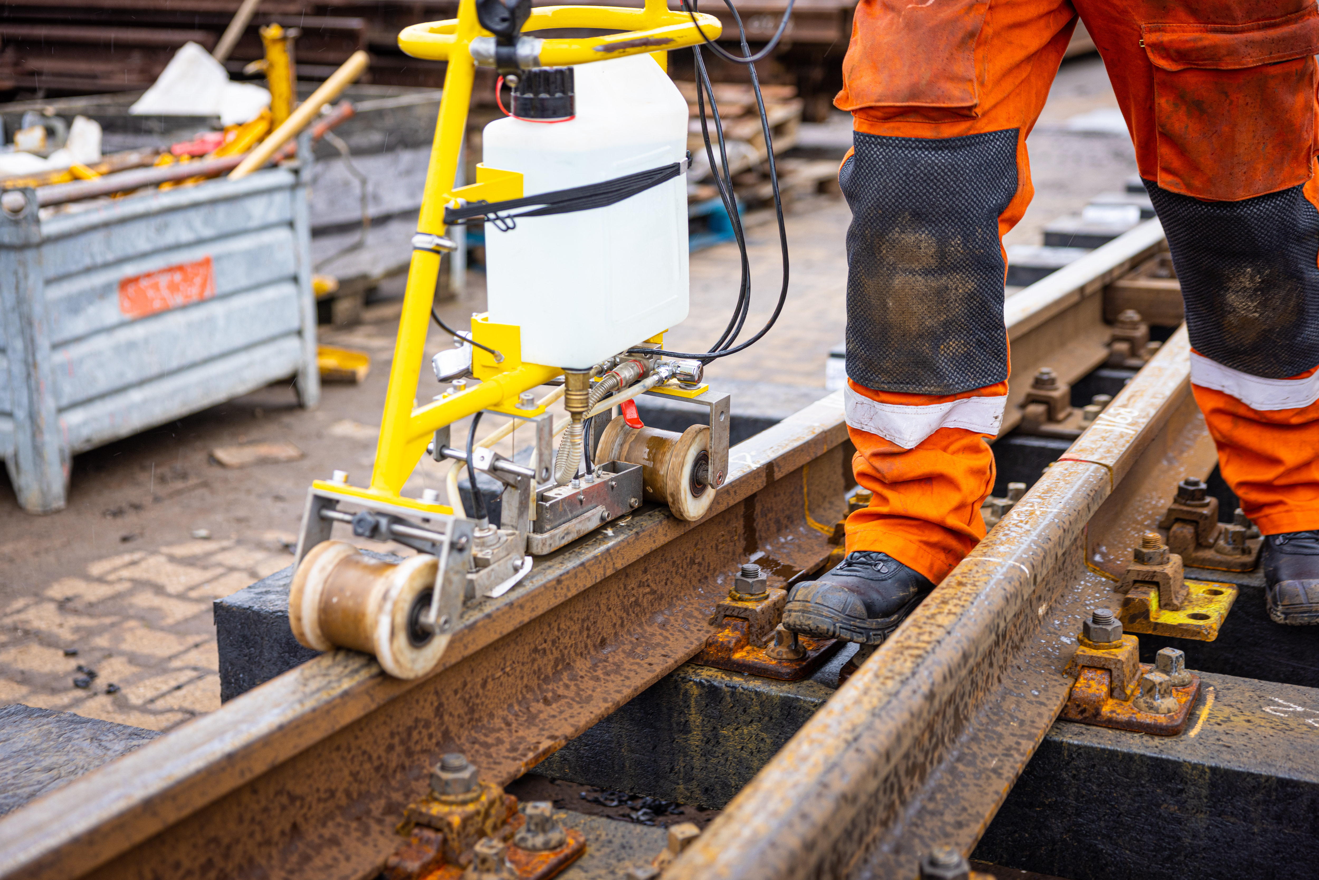 Met ultrasone golven controleren op scheurtjes.