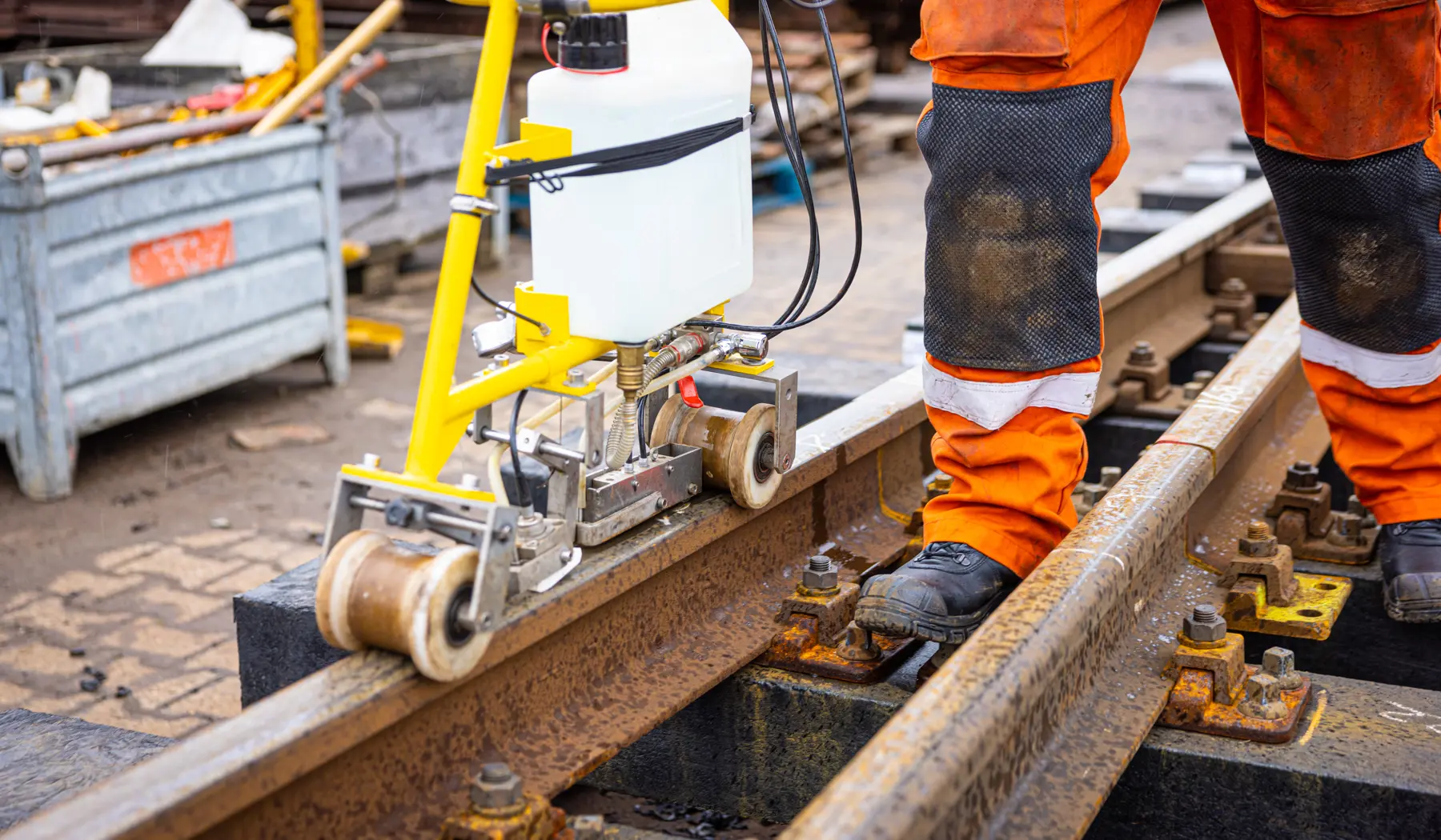 Met ultrasone golven controleren op scheurtjes.