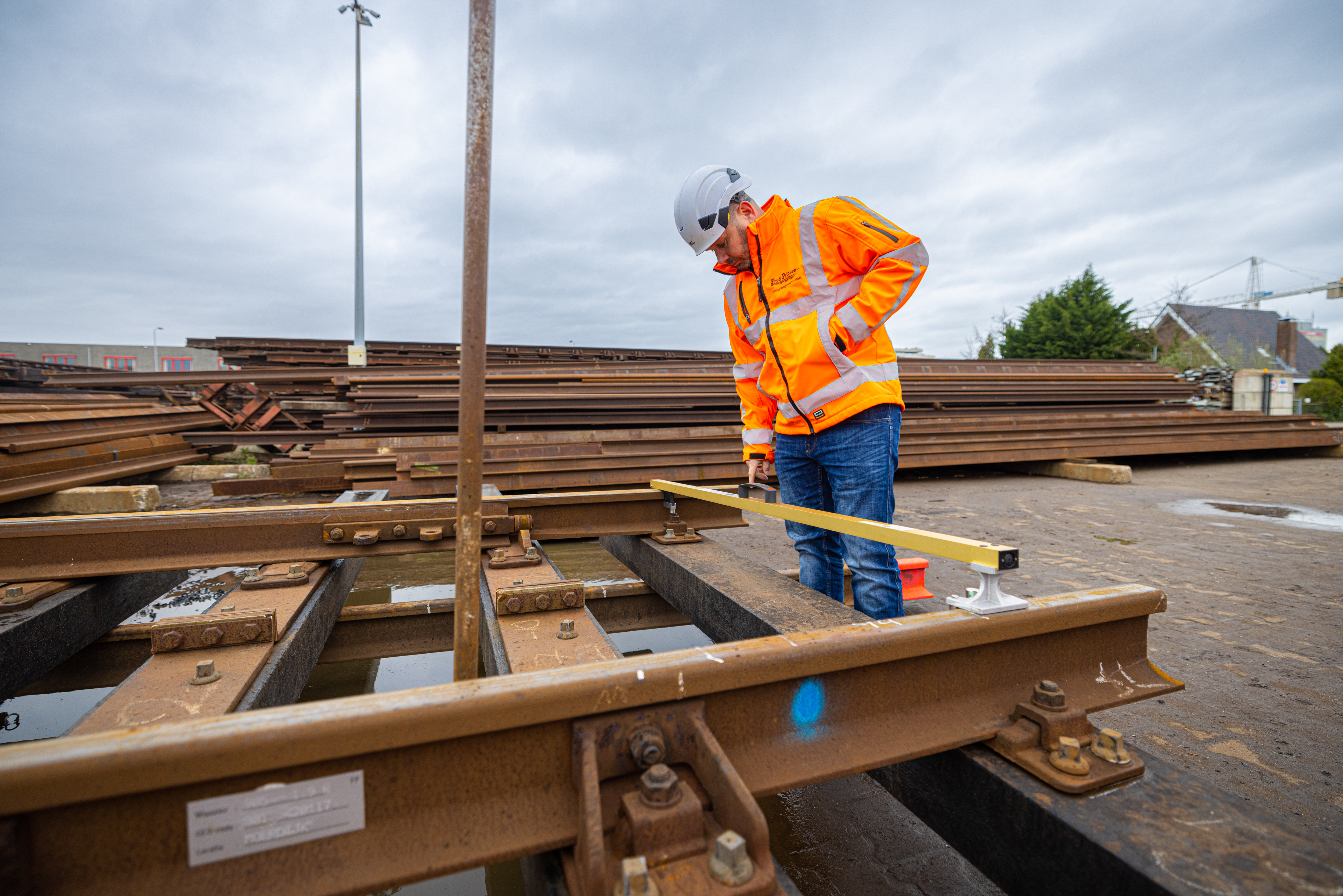 De afstand tussen de spoorstaven moet precies binnen de marges vallen.