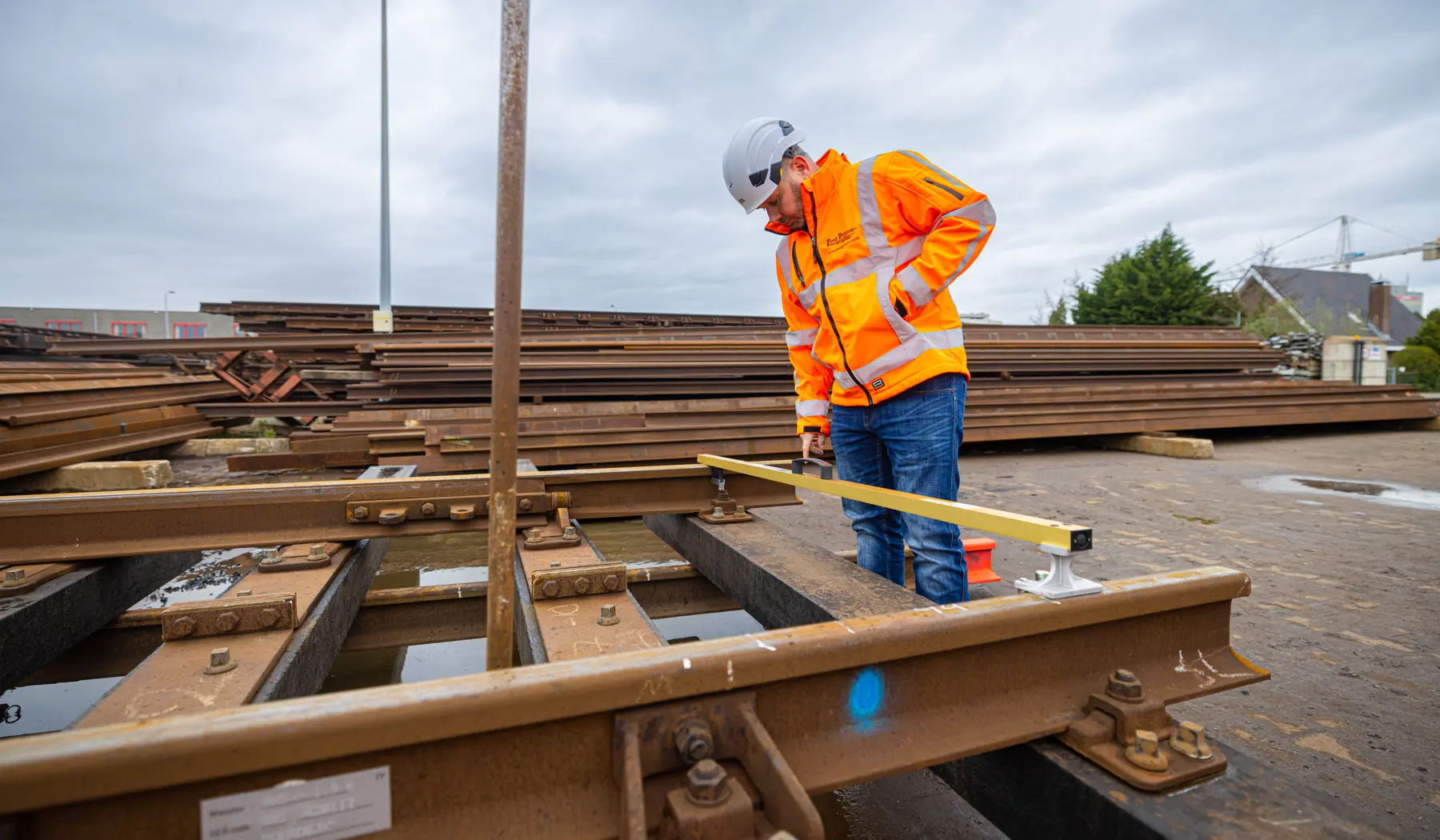 De afstand tussen de spoorstaven moet precies binnen de marges vallen.
