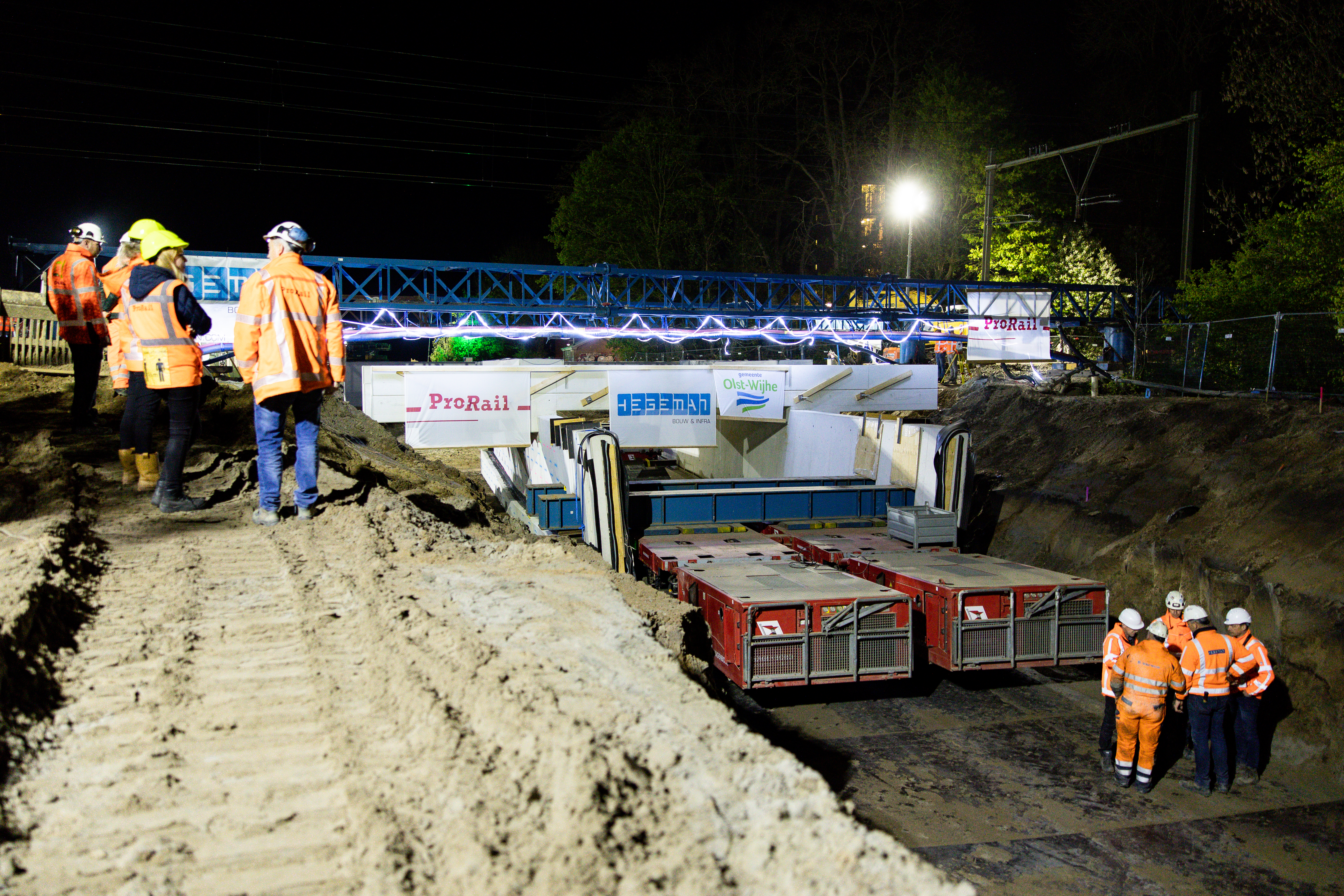 Zogeheten ‘SPMT-karretjes’ rijden de tunnel vervolgens stapvoets op zijn plek. Bij de bouw van de tunnel is hier al rekening mee gehouden: in het beton zitten uitsparingen voor de karretjes.