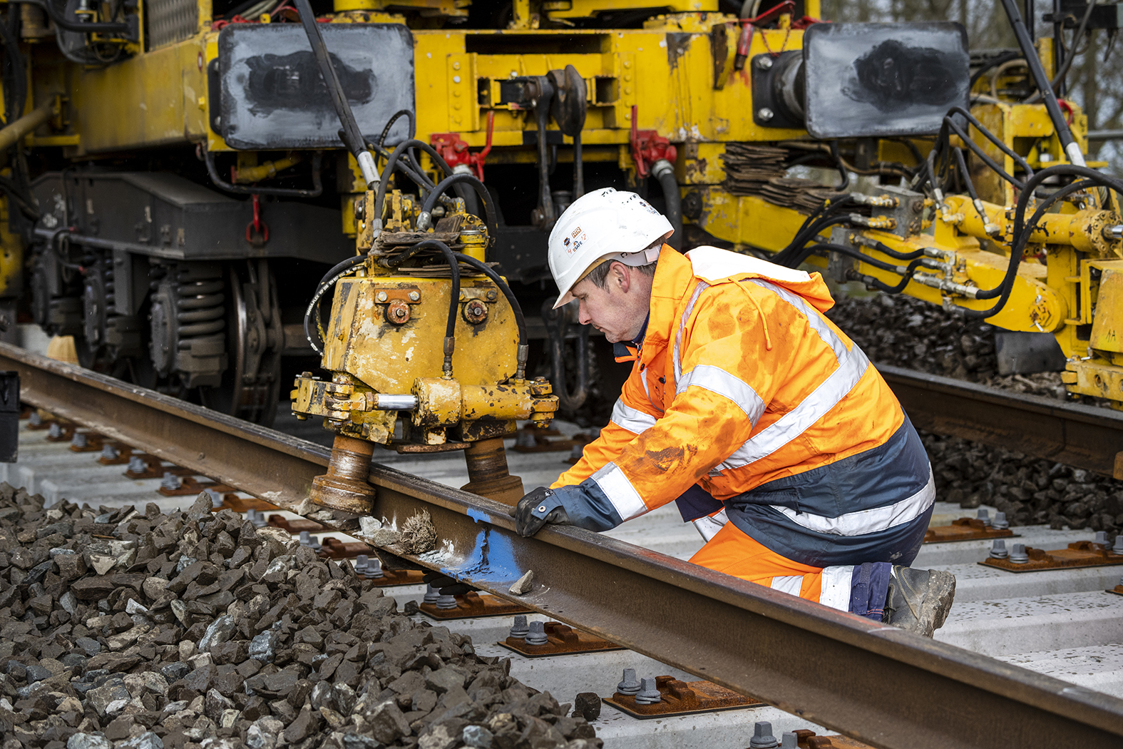 Spoorwerkers van aannemer Dura Vermeer aan het werk in Abbenes