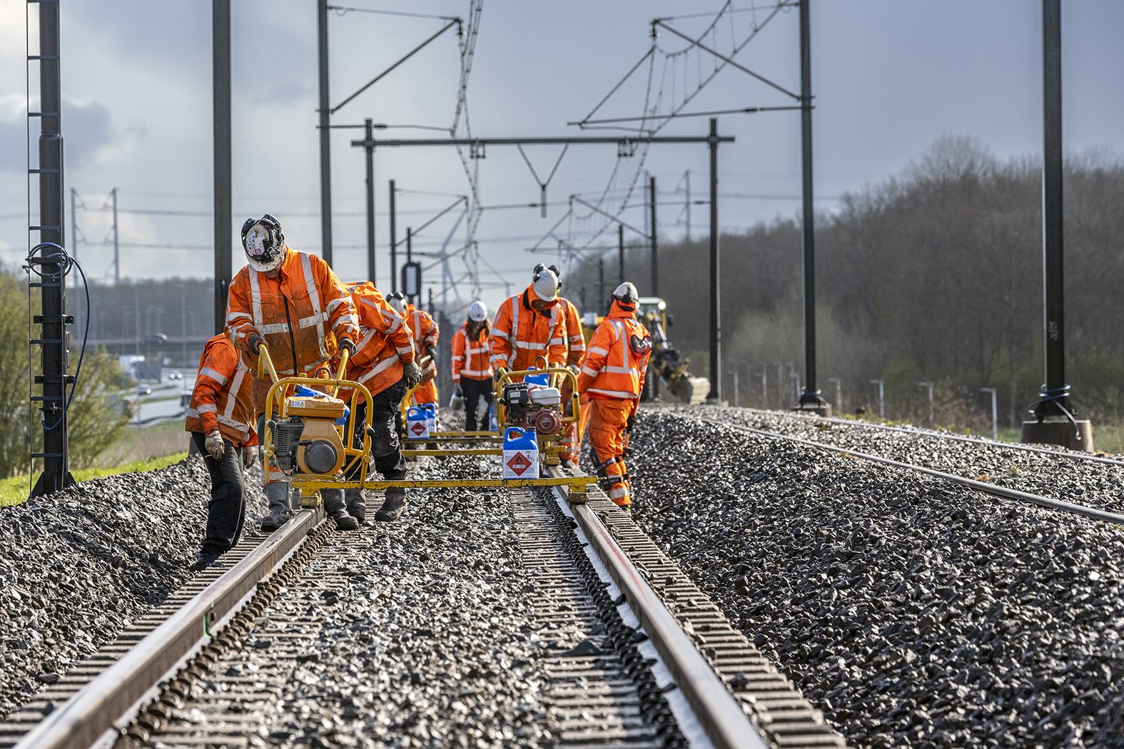Spoorwerkers van aannemer Dura Vermeer aan het werk in Abbenes