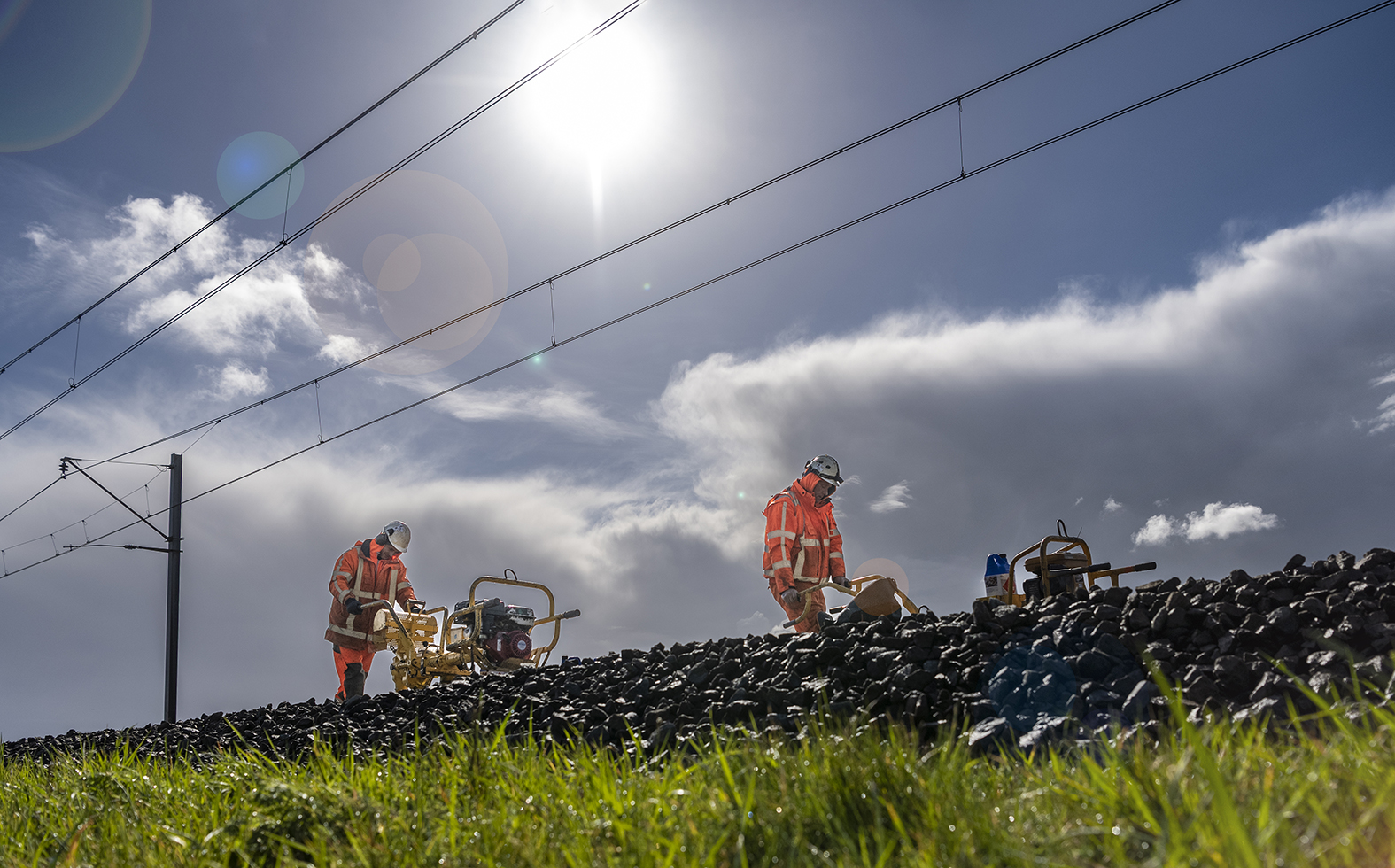 Spoorwerkers van aannemer Dura Vermeer aan het werk in Abbenes
