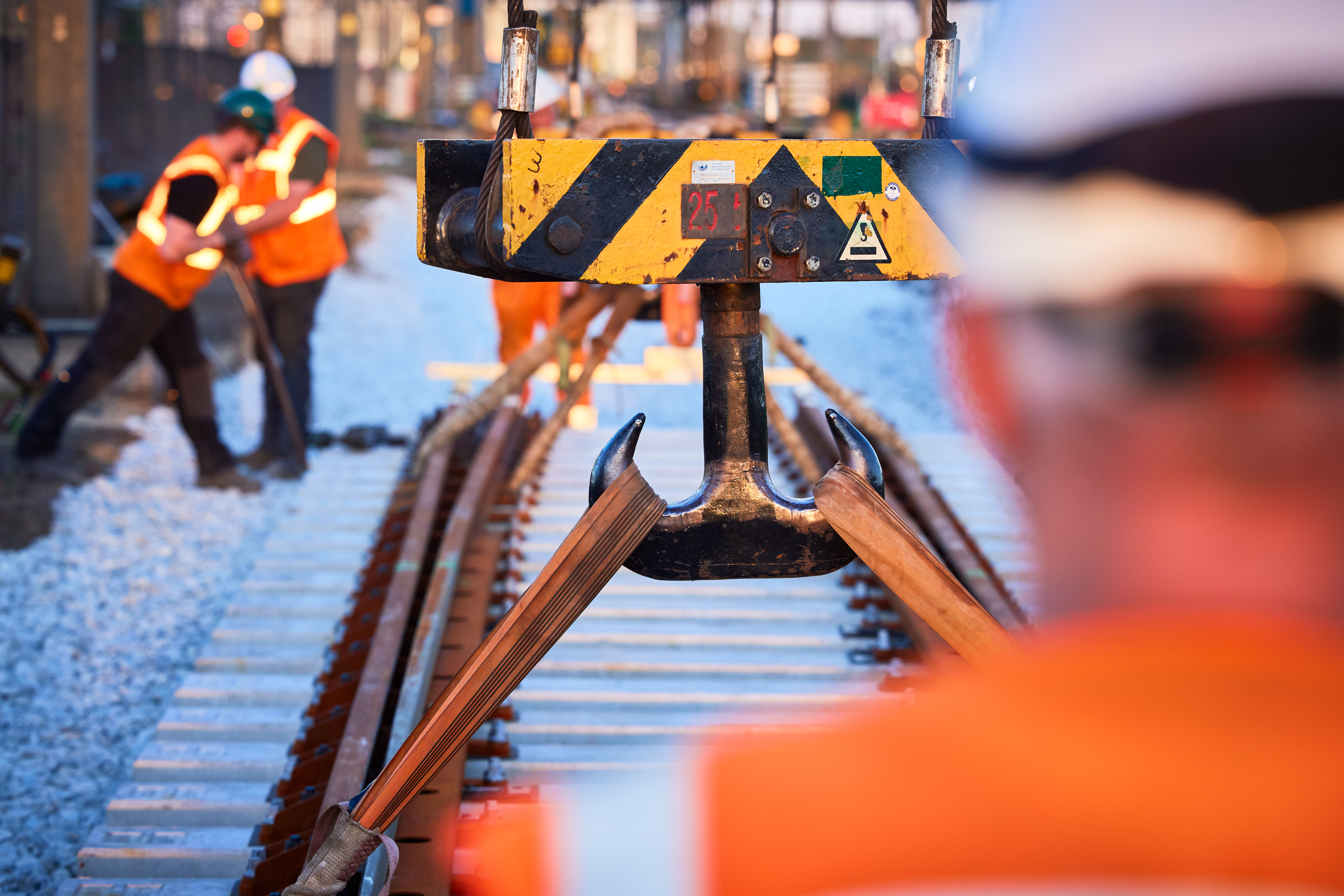 In het paasweekend staken diverse partijen de handen uit de mouwen in het Rotterdamse havengebied