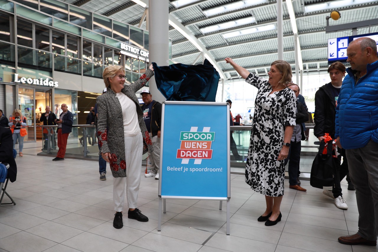 Anneke de Vries (NS) en Ans Rietstra (ProRail) gaven op Utrecht Centraal het startsein