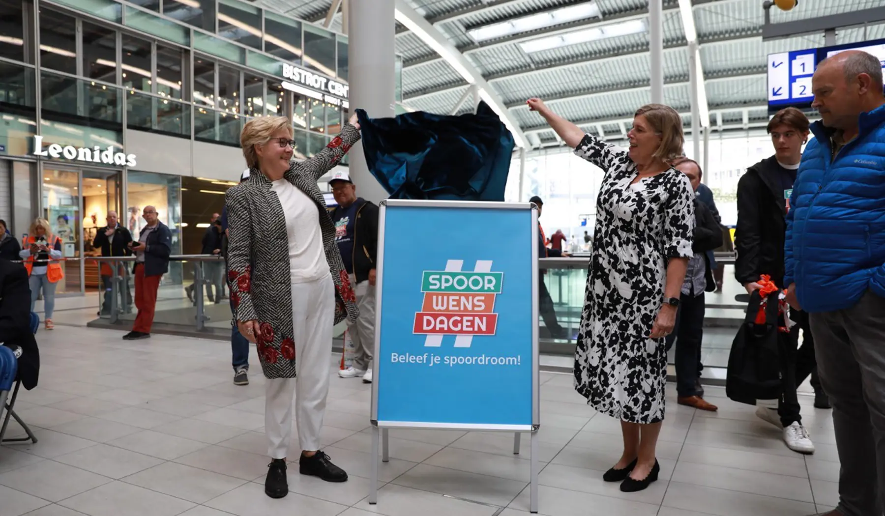 Anneke de Vries (NS) en Ans Rietstra (ProRail) gaven op Utrecht Centraal het startsein