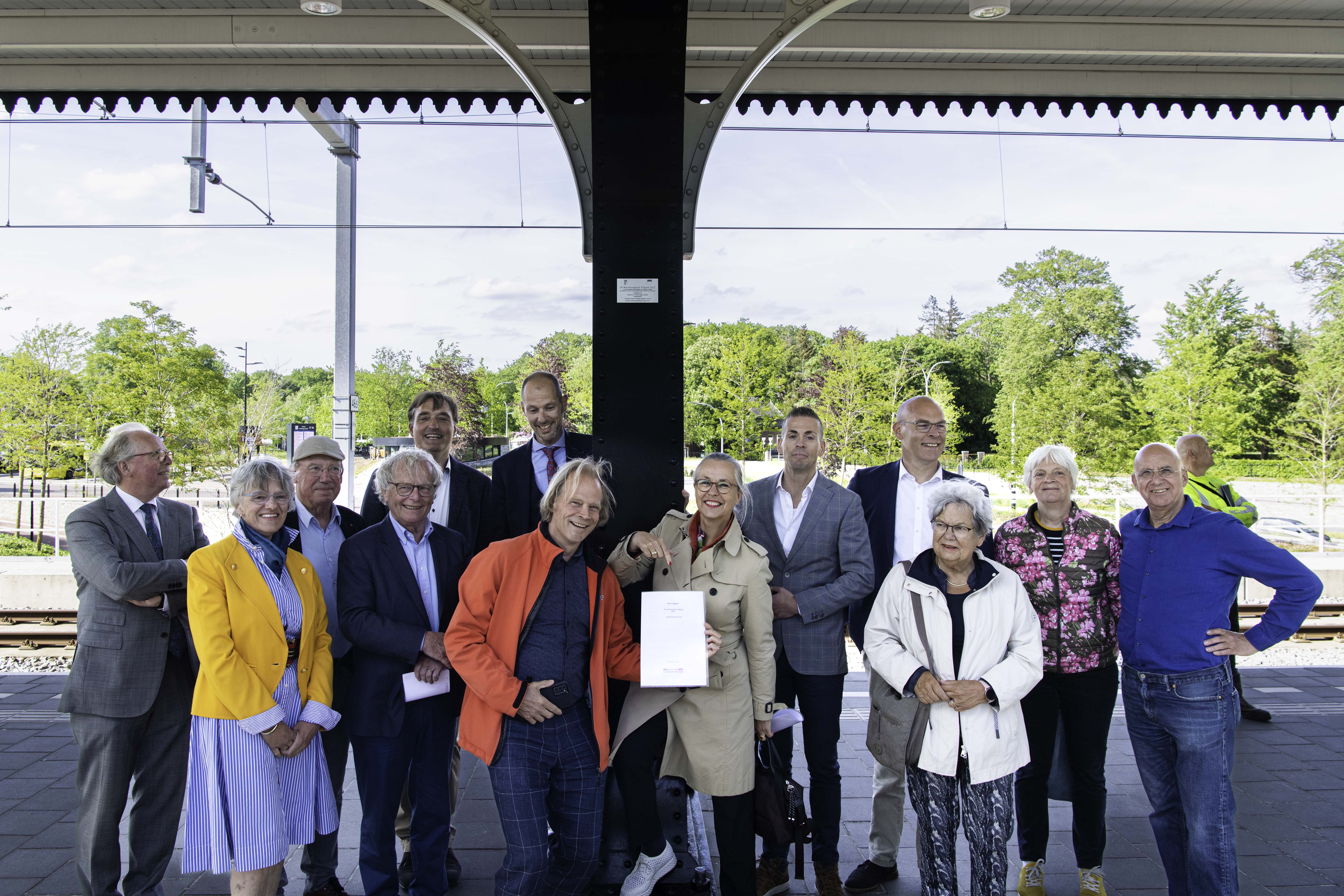 De genodigden onder de historische perronkap