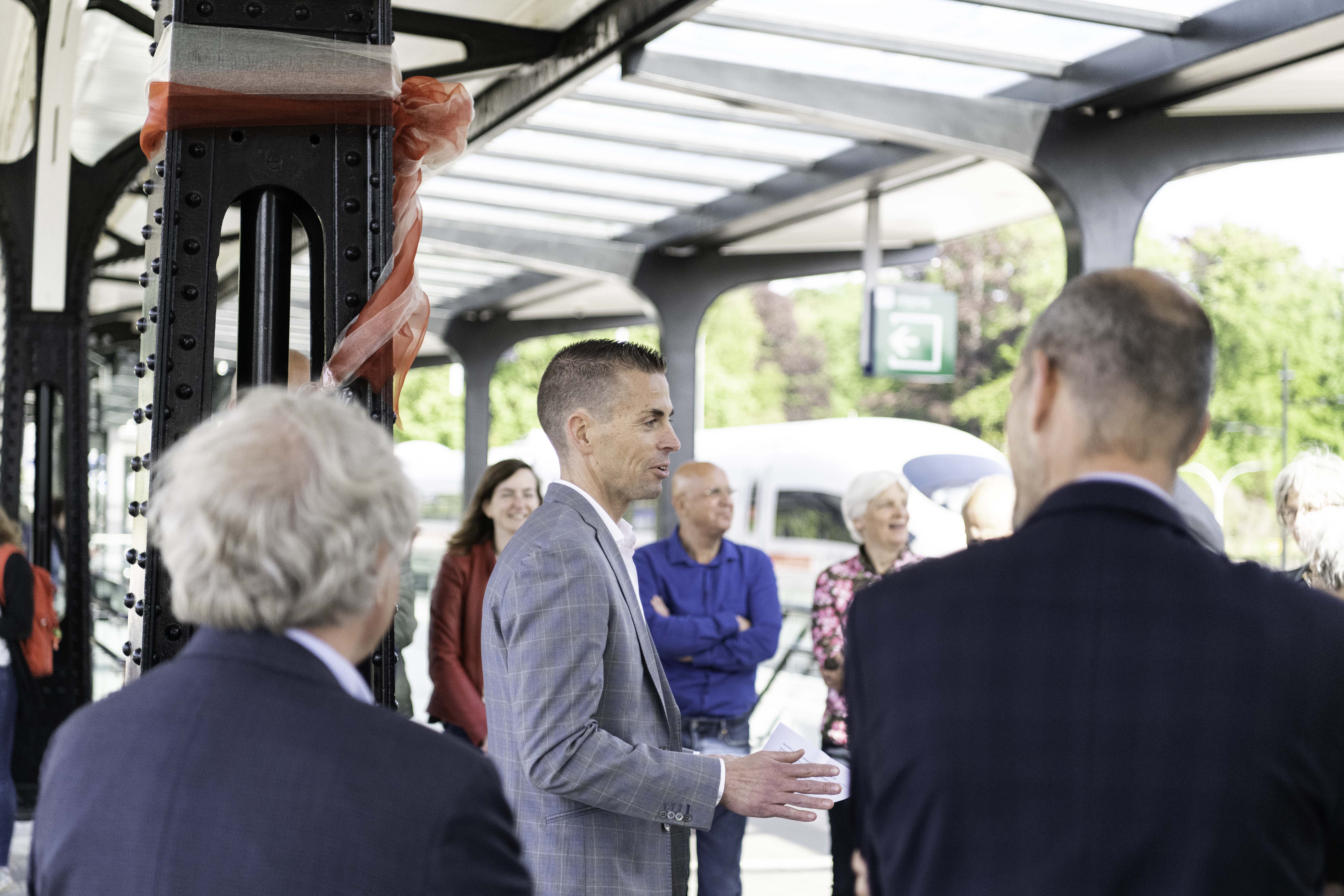 Harro Homan, regiodirecteur bij ProRail, spreekt bij de onthulling van de plaquette