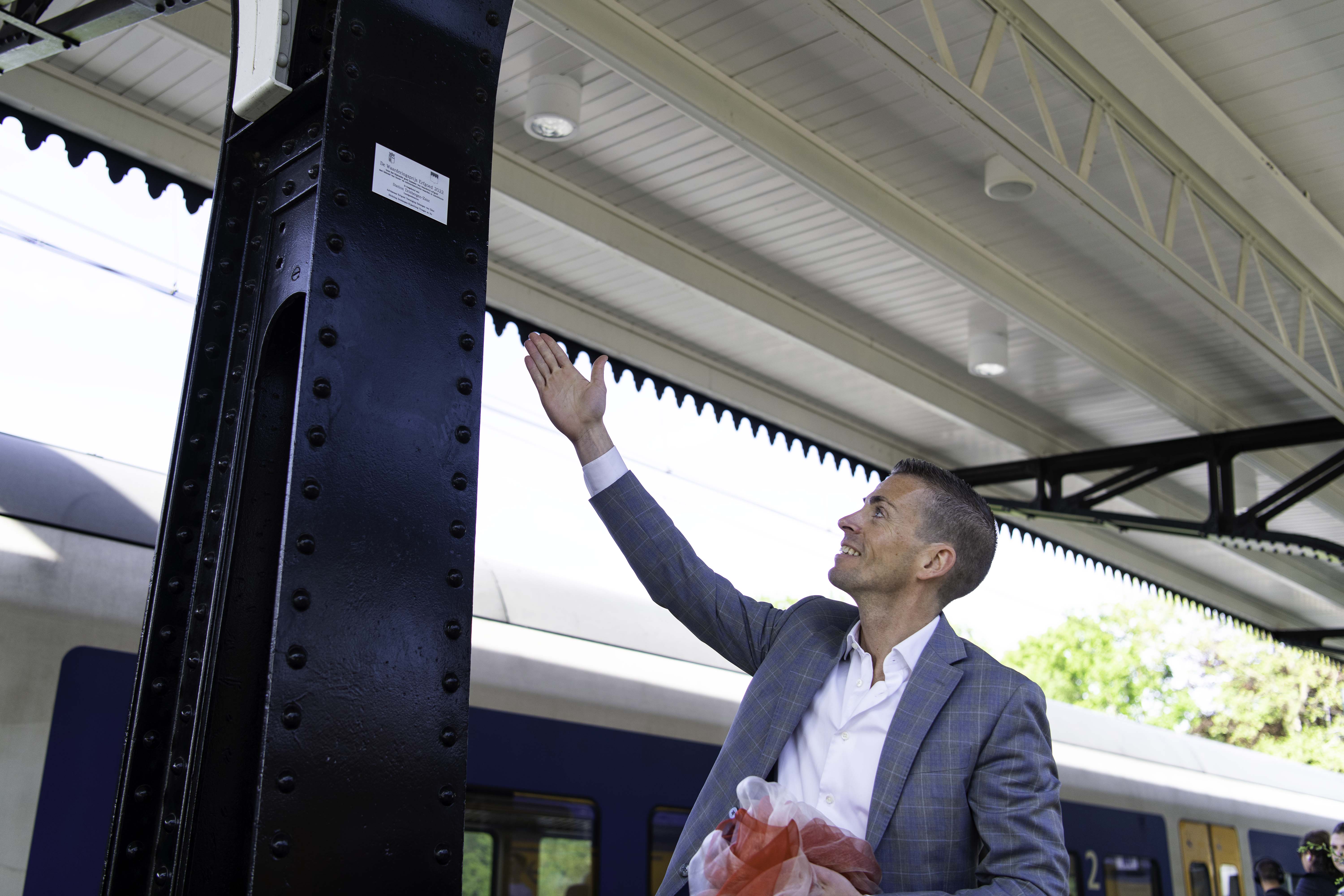 De plaquette is gemonteerd aan de historische perronkap