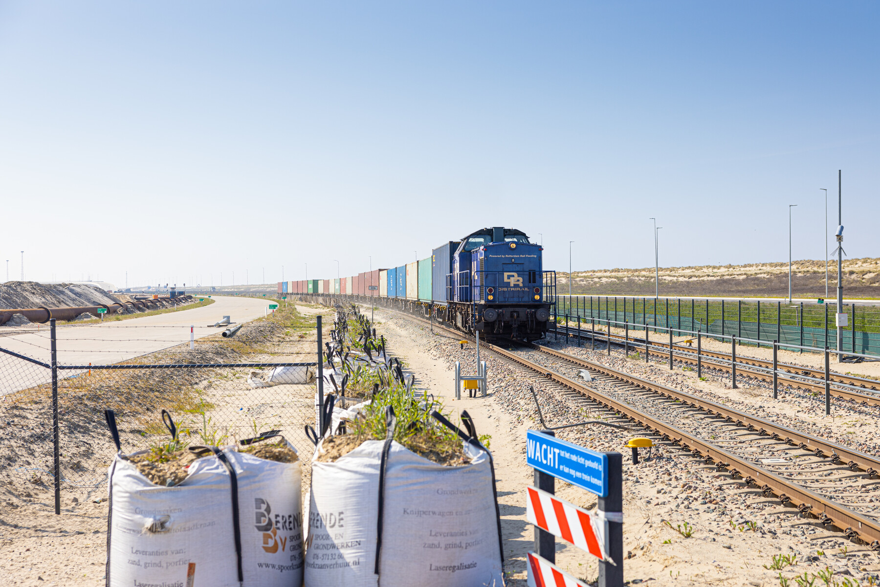 Gemiddeld twee keer per week wordt op het traject op de buitencontour van de Maasvlakte overtollig zand verwijderd met een krol. Het spoor is uitgerust met een oploopconstructie zodat de telkop van het assentelsysteem niet beschadigd raakt door het zand vegen. Tevens zijn de gele aansluitkastjes langs het spoor beschermd met een stalen constructie. Eerder zijn al diverse maatregelen genomen zoals het plaatsen van big bags om zand in het spoor zoveel mogelijk te beperken.