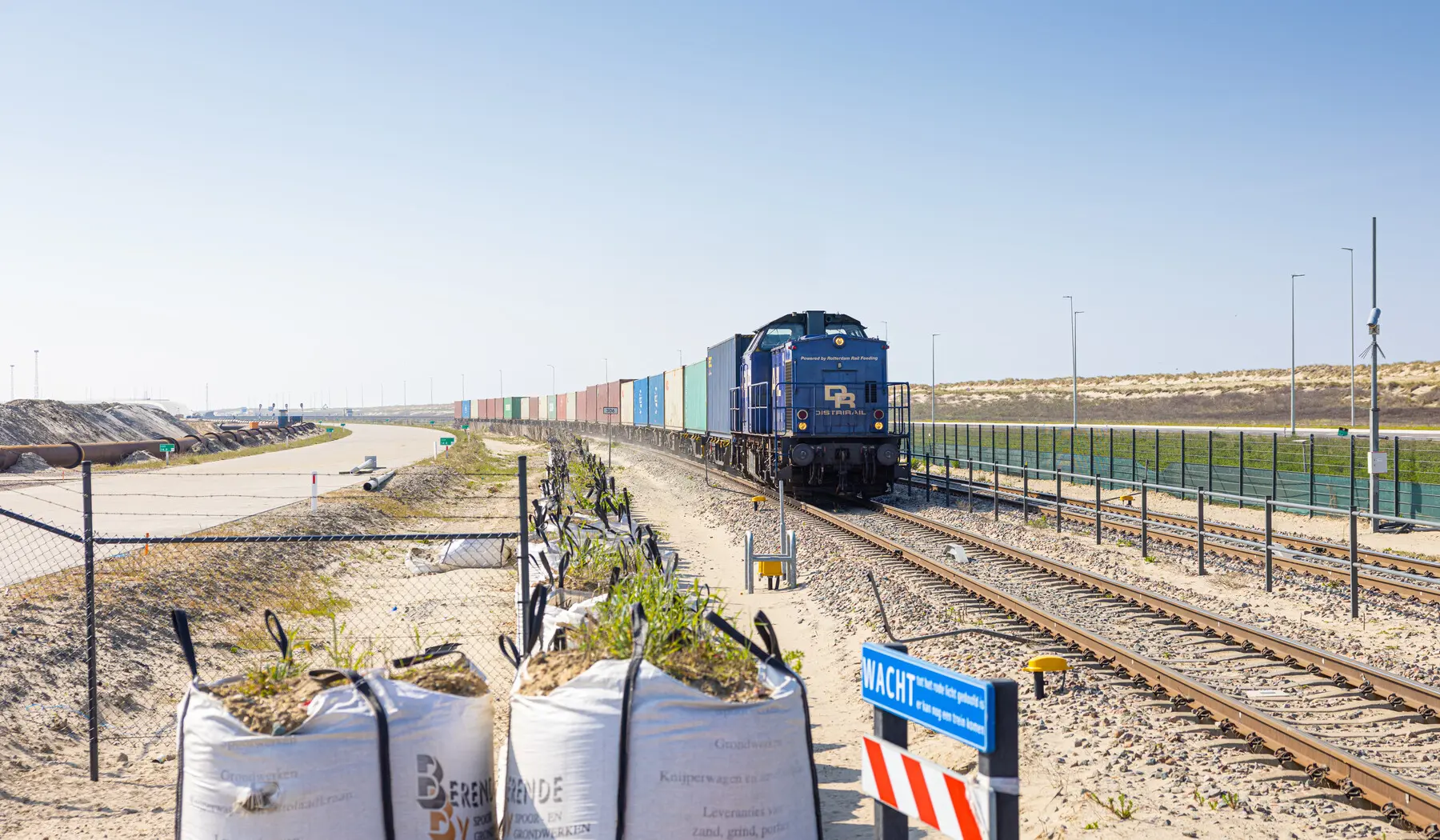 Gemiddeld twee keer per week wordt op het traject op de buitencontour van de Maasvlakte overtollig zand verwijderd met een krol. Het spoor is uitgerust met een oploopconstructie zodat de telkop van het assentelsysteem niet beschadigd raakt door het zand vegen. Tevens zijn de gele aansluitkastjes langs het spoor beschermd met een stalen constructie. Eerder zijn al diverse maatregelen genomen zoals het plaatsen van big bags om zand in het spoor zoveel mogelijk te beperken.