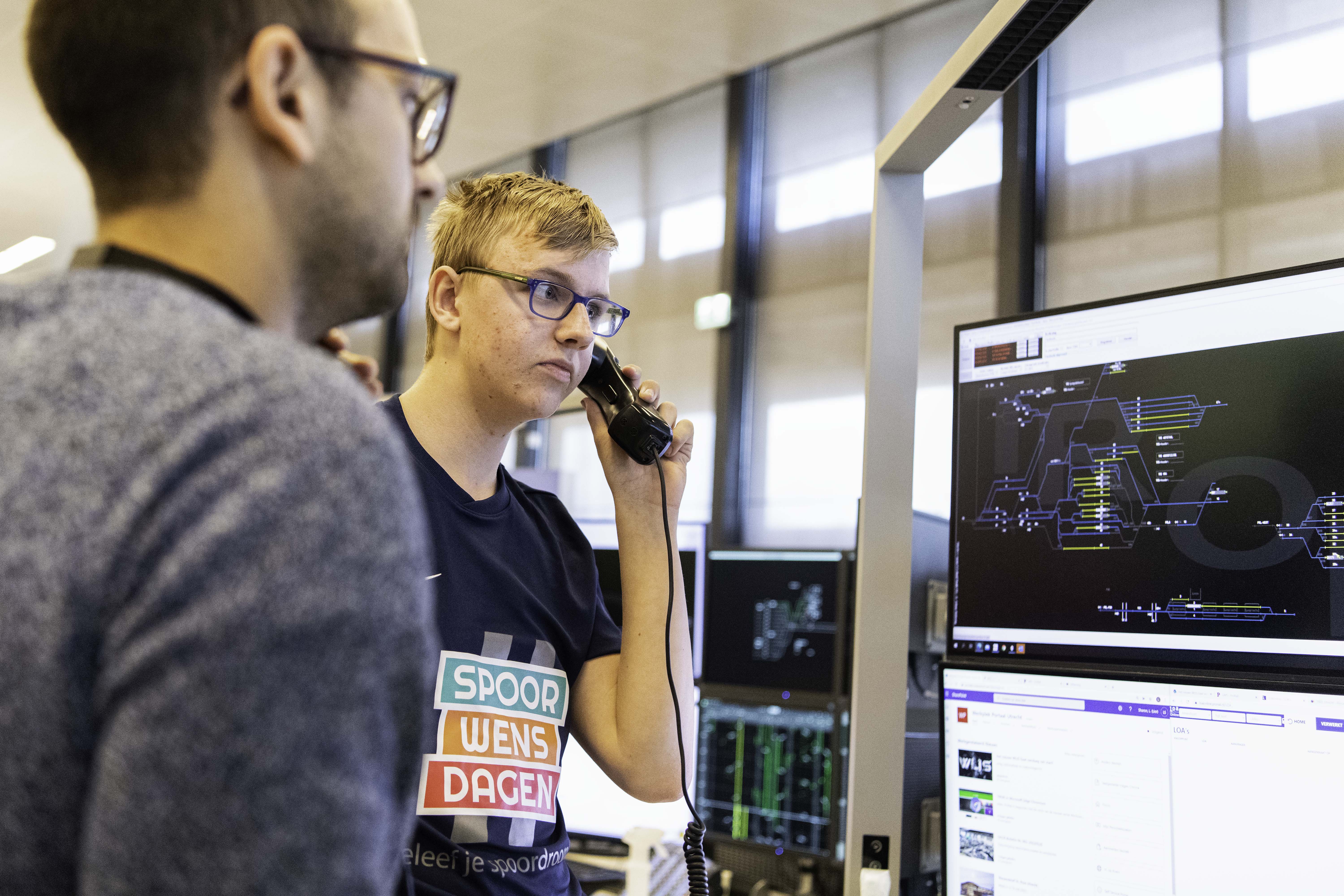 Jonathan (16) liep mee op de treinverkeersleidingspost in Utrecht