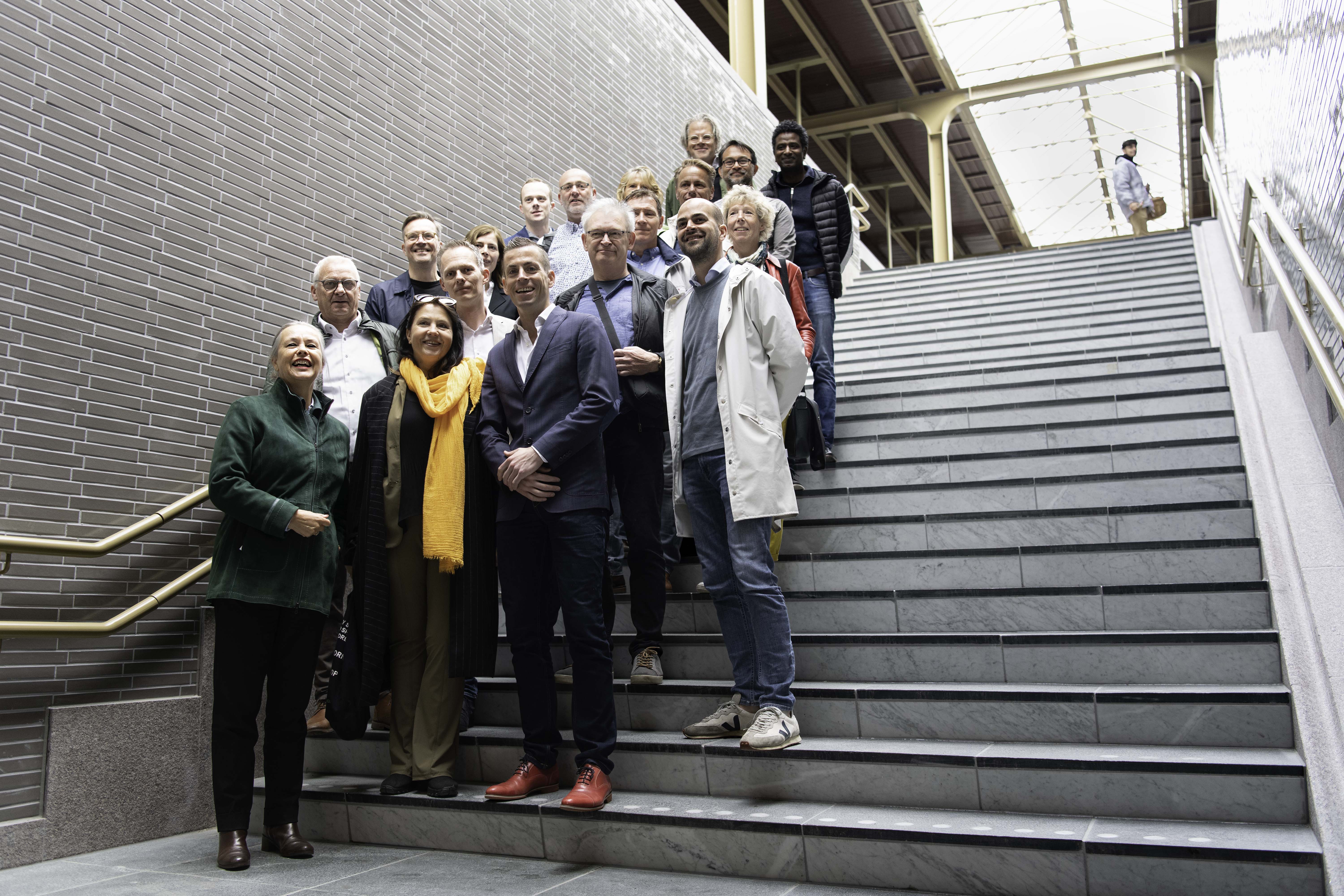 Regiodirecteur Harro Homan met genodigden op de nieuwe trap