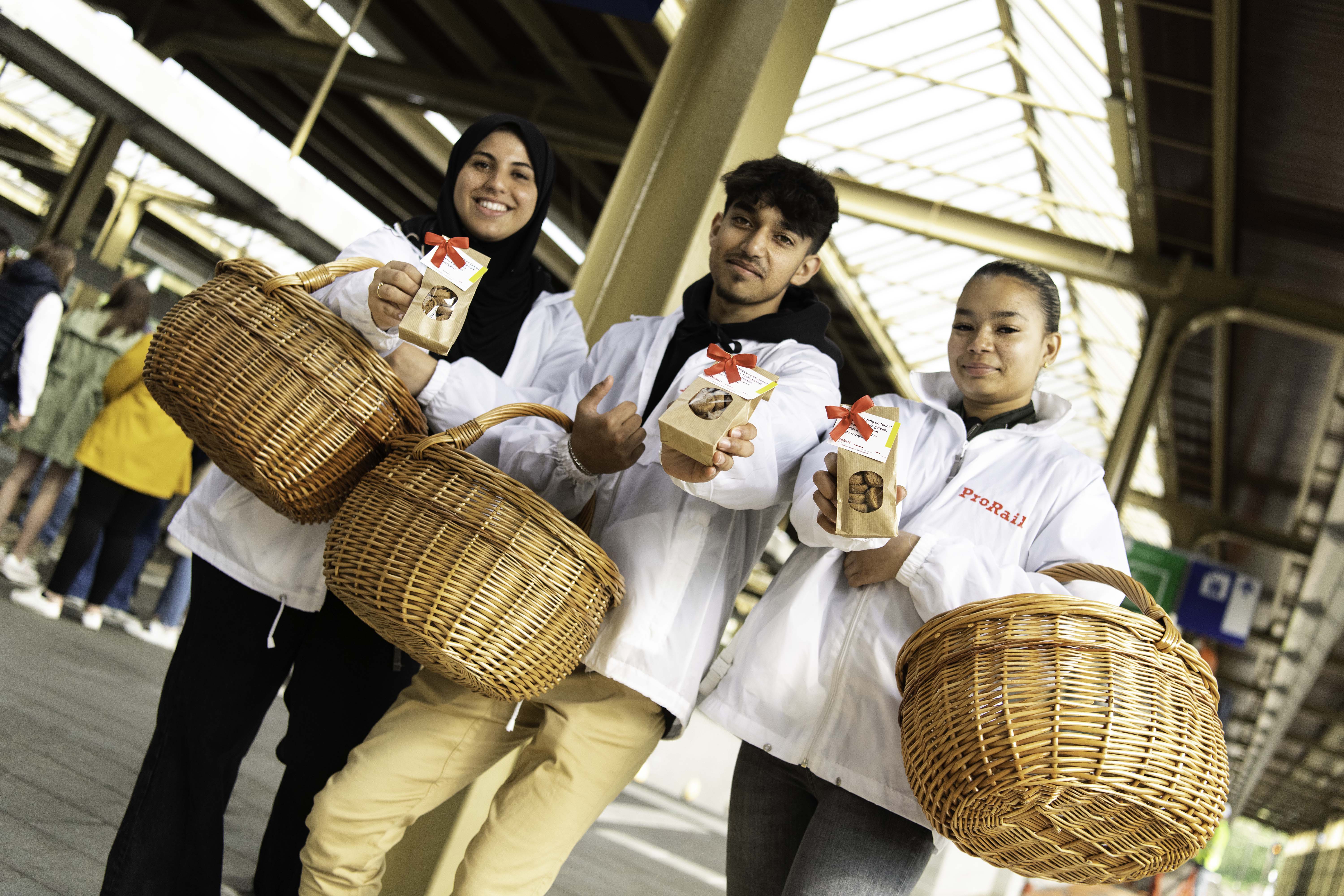 ProRail deelde een traktatie uit aan reizigers