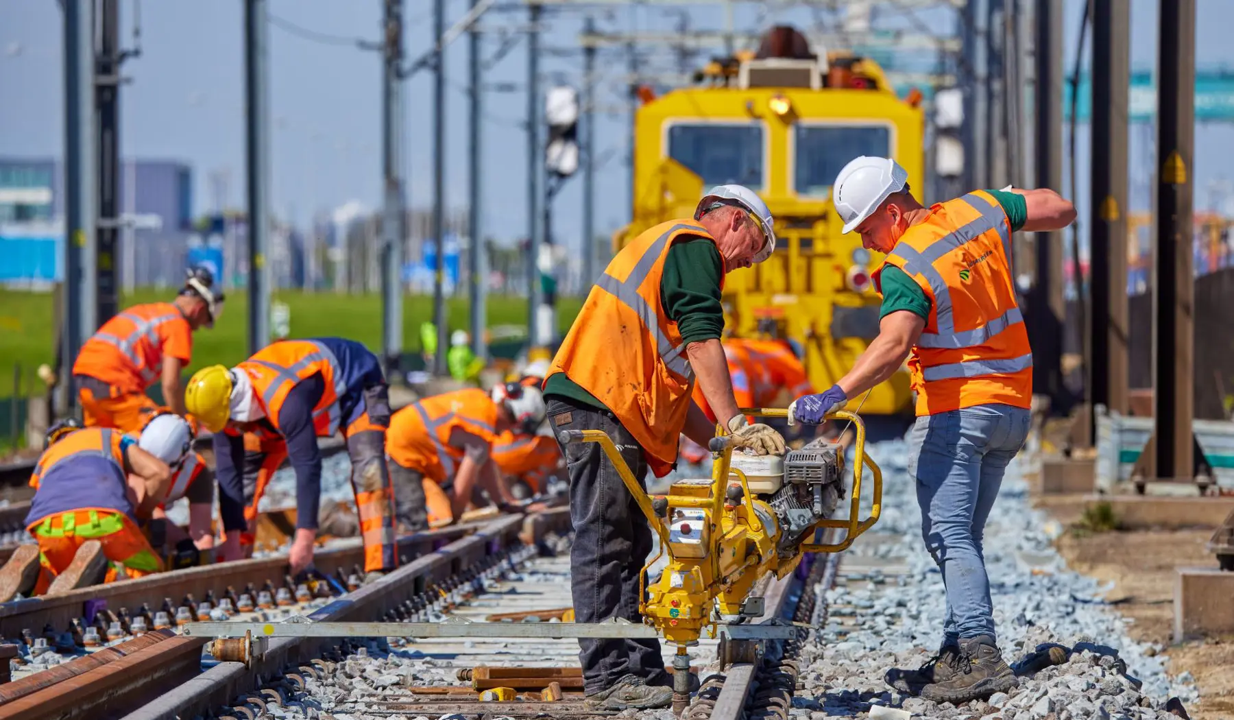 Met Pasen moest 17,5 kilometer aan spoor vrijgemaakt worden van materieel, zodat aannemers hun machines kwijt konden en ruimte hadden om veilig te werken. Dat betekende goederentreinen op tijd ergens anders in het land laten parkeren.