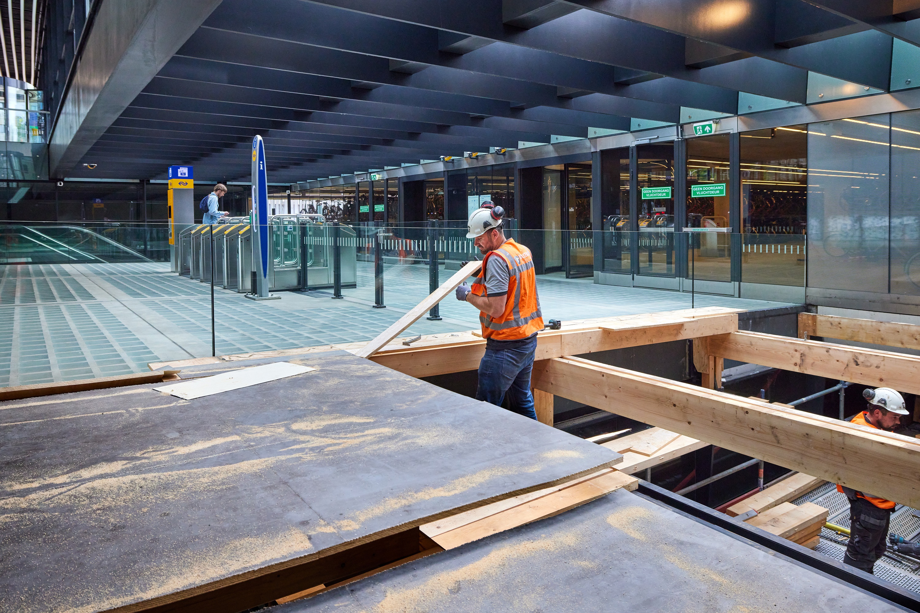 Vloer verwijderen op station Delft voor toekomstige (rol)trap