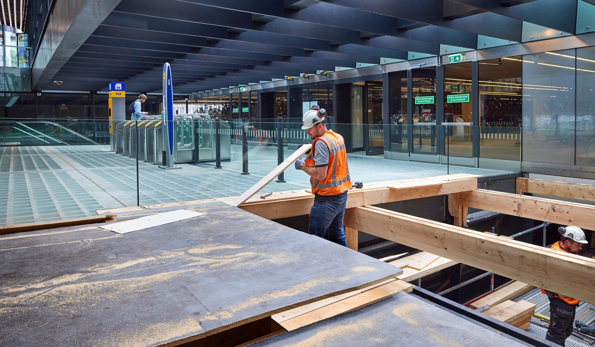 Vloer verwijderen op station Delft voor toekomstige (rol)trap