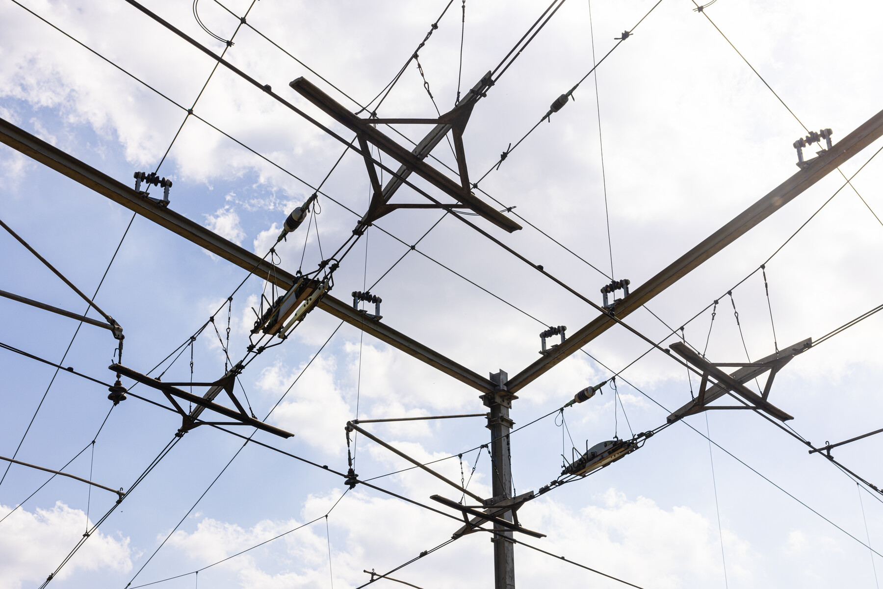 Bijzondere constructie van de bovenleiding van de gelijkvloerse kruising in Blauwkapel