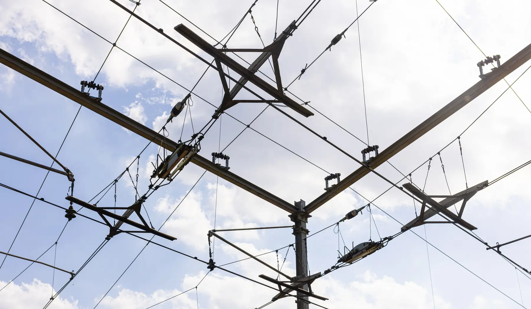 Bijzondere constructie van de bovenleiding van de gelijkvloerse kruising in Blauwkapel