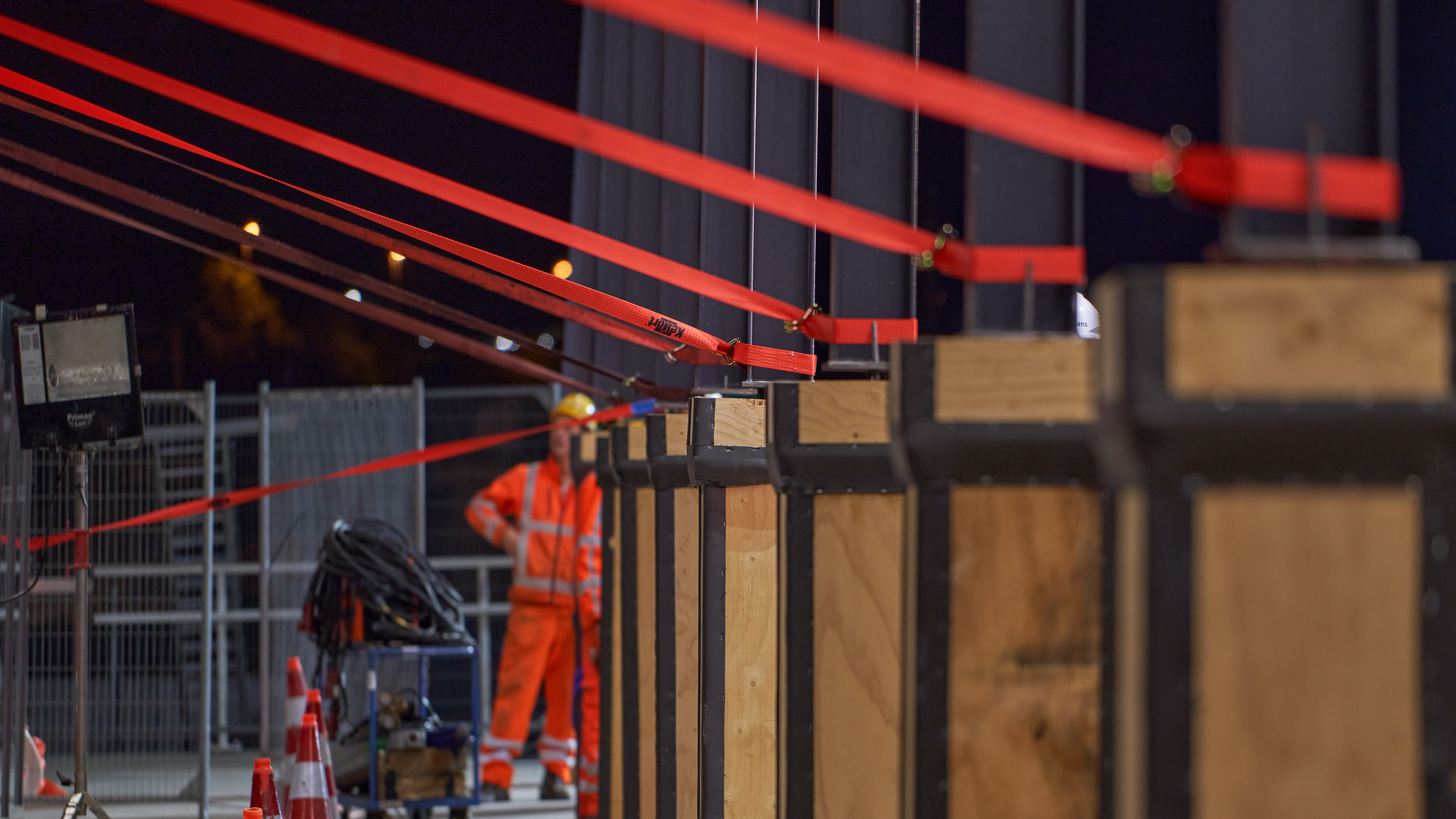 Om later de stationspassage breder en hoger te kunnen maken wordt er nu dus ruimte gemaakt bij het metrostation