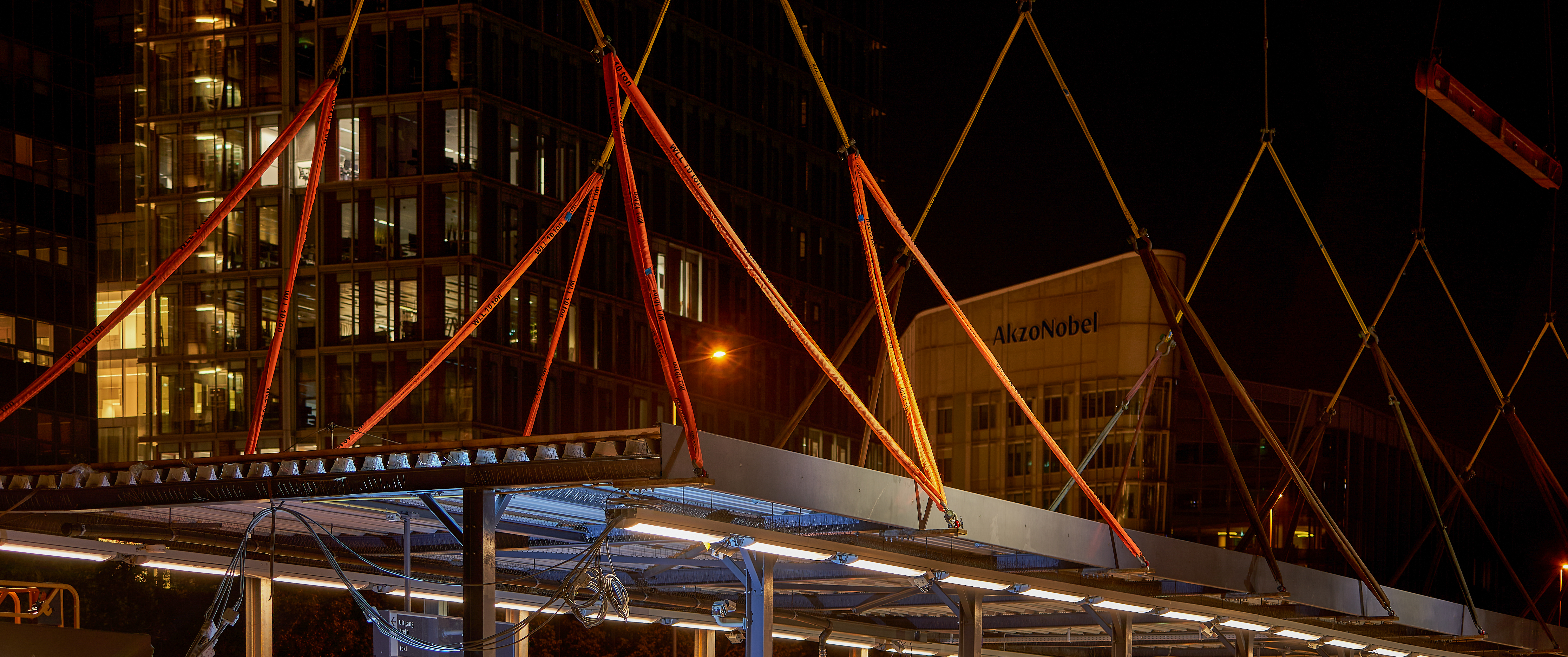 Met vijf hijskranen is de 40.000 kilo zware overkapping twee meter omhoog gehesen