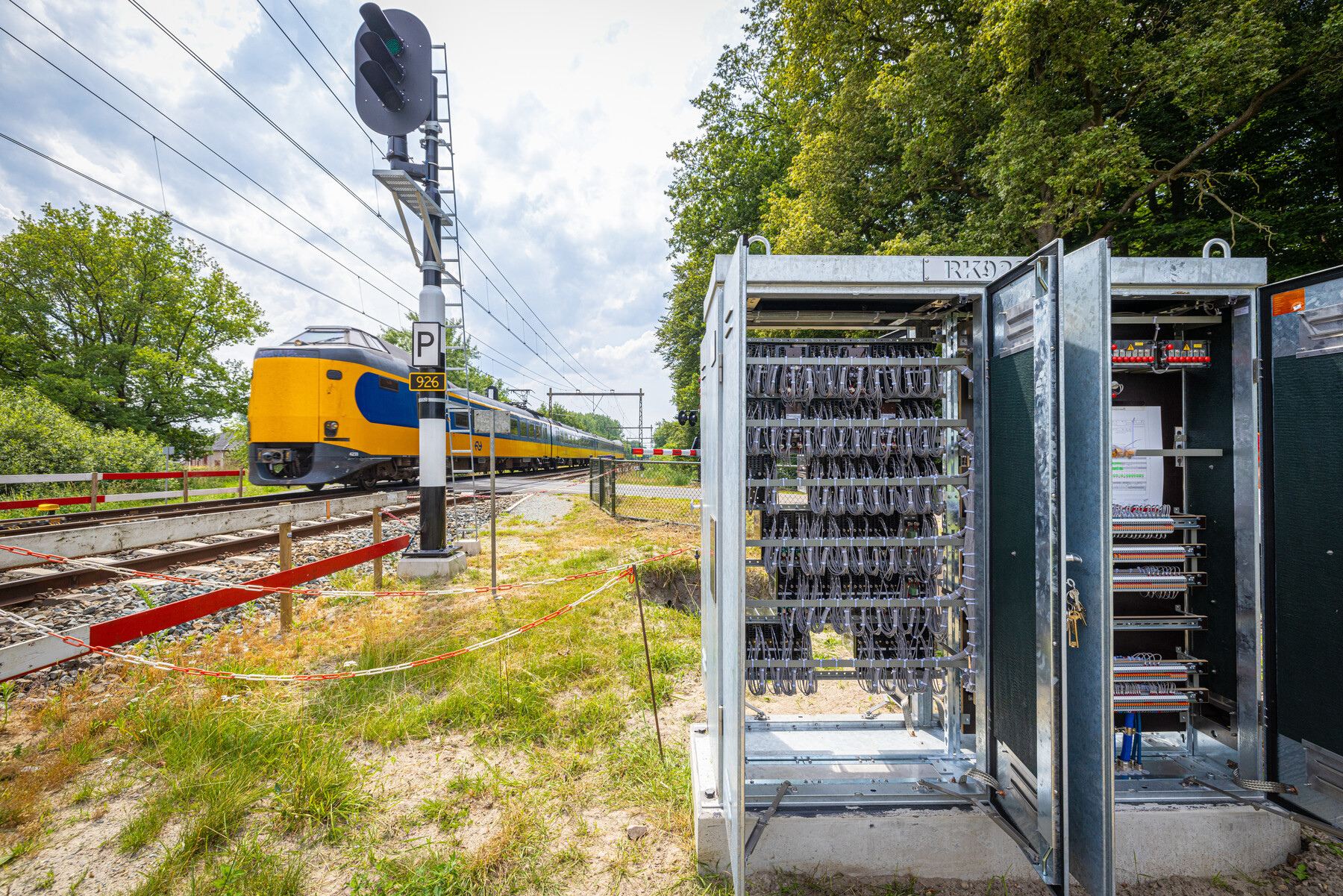 Een van de eerste aanraakveilige relaiskasten.