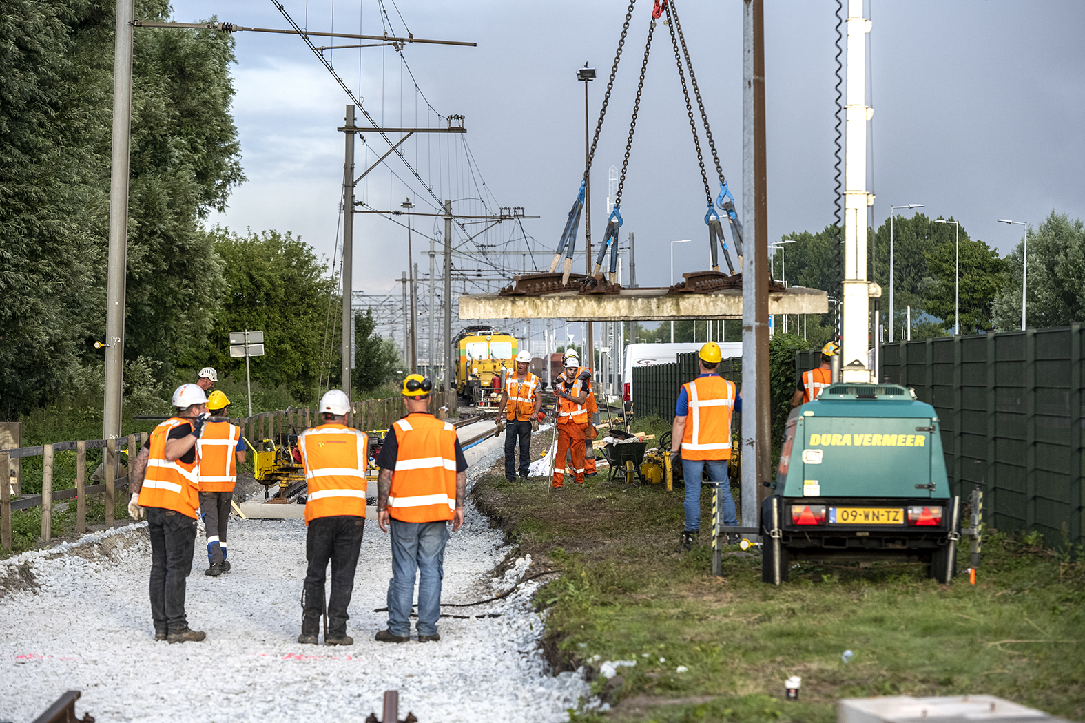 Met een kraan worden de wisseldelen op hun plek gelegd