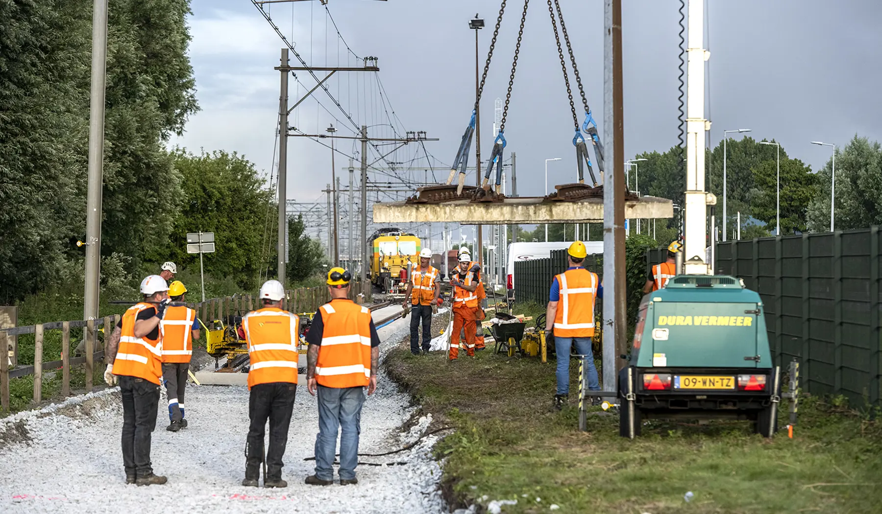 Met een kraan worden de wisseldelen op hun plek gelegd