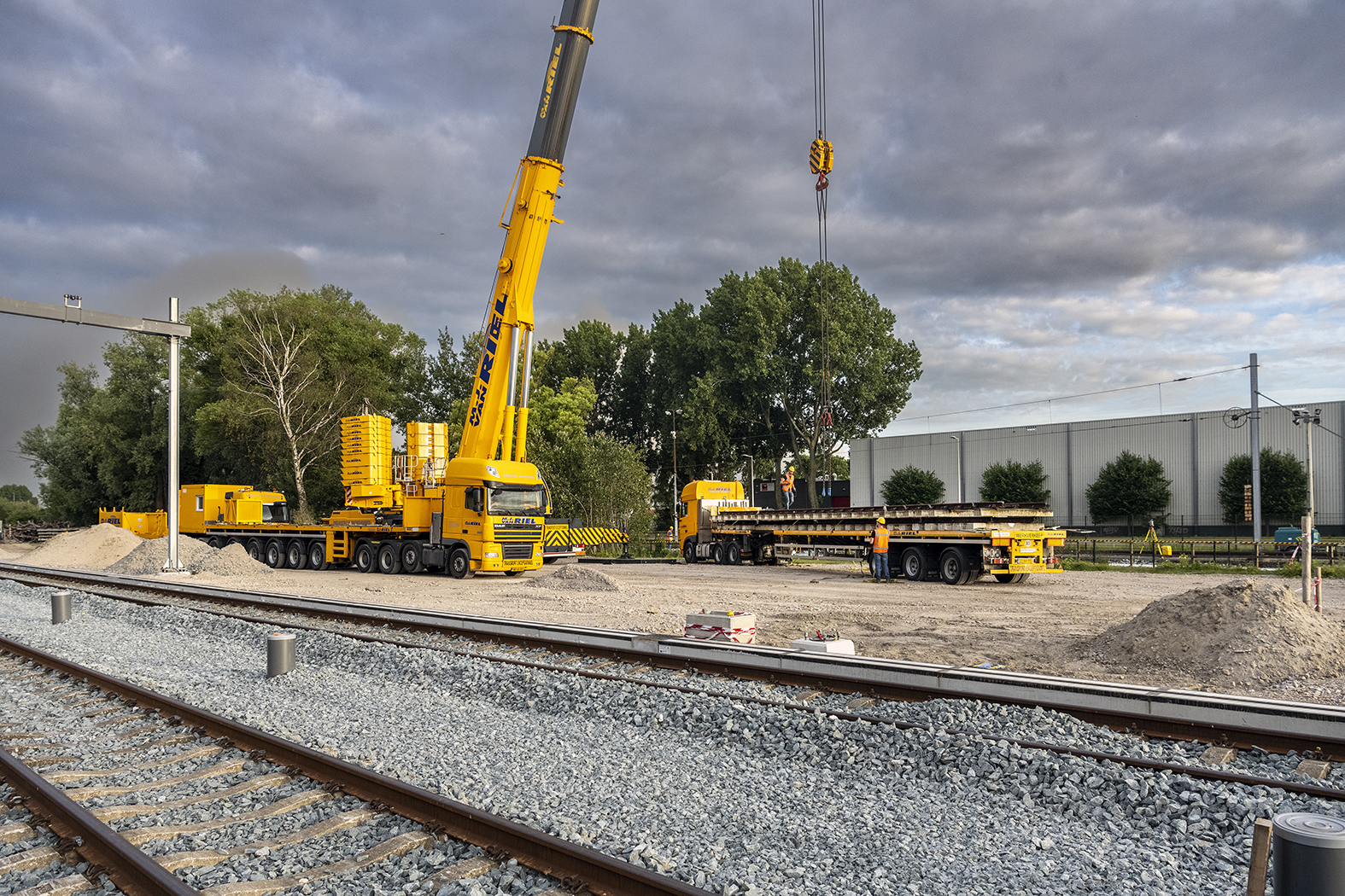 Met een kraan worden de wisseldelen op hun plek gelegd