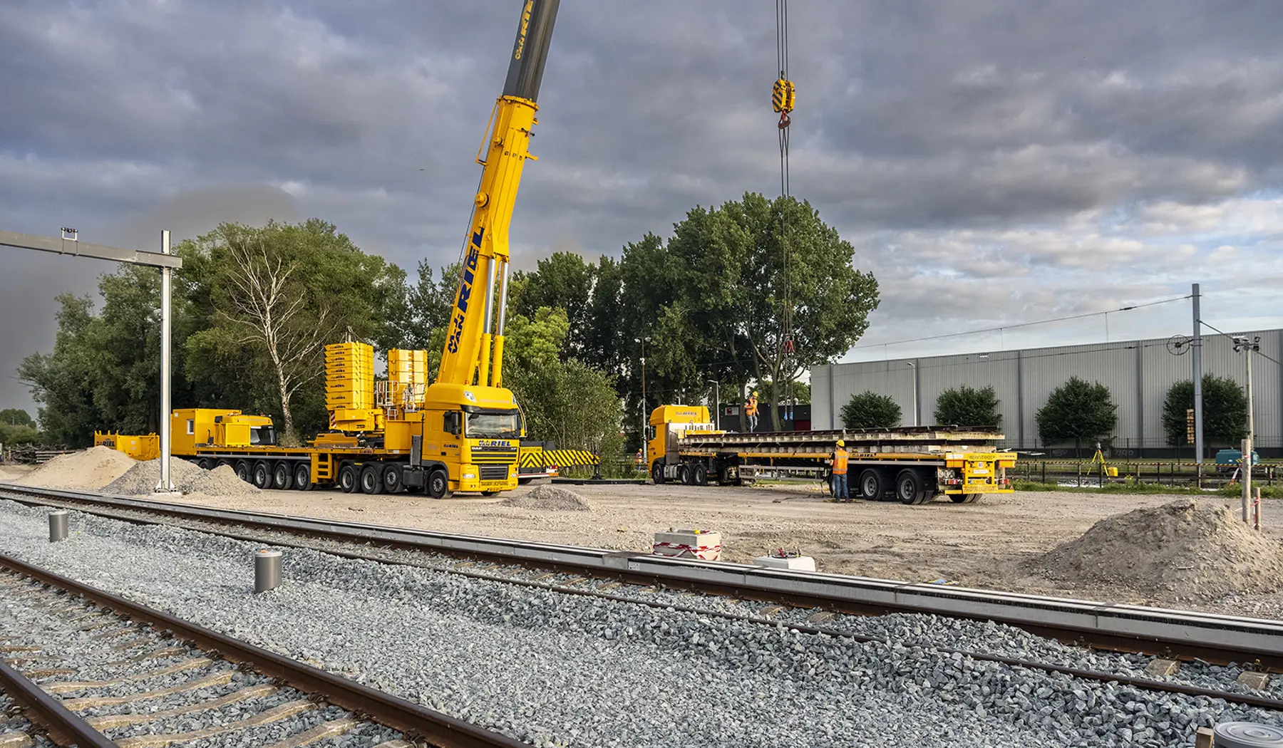 Met een kraan worden de wisseldelen op hun plek gelegd