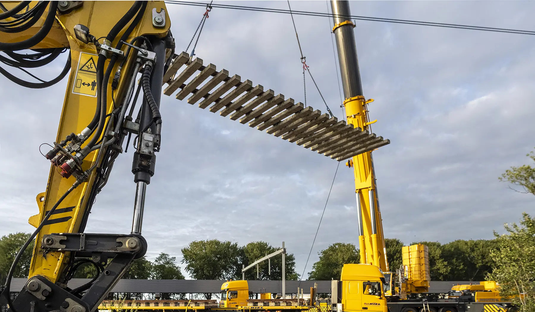 Met een kraan worden de wisseldelen op hun plek gelegd.