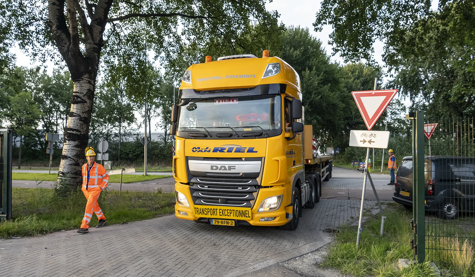 De wisseldelen worden per dieplader aangevoerd