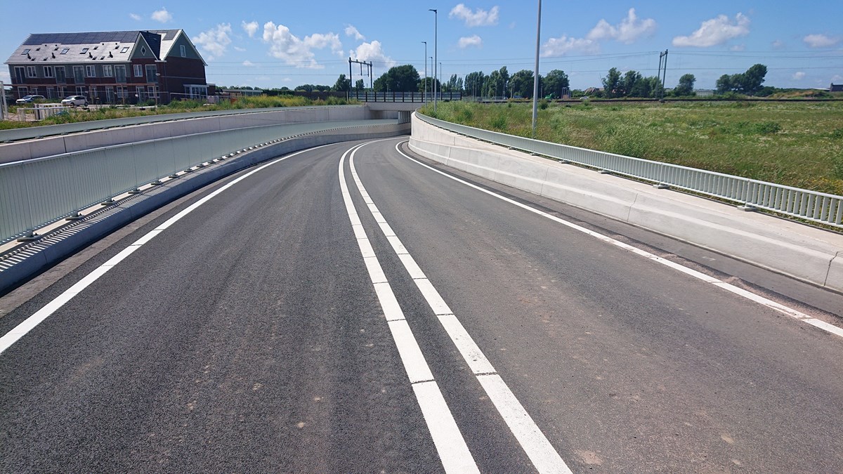 Met de nieuwe onderdoorgang kunnen autoverkeer, fietsers en voetgangers het spoor veilig kruisen