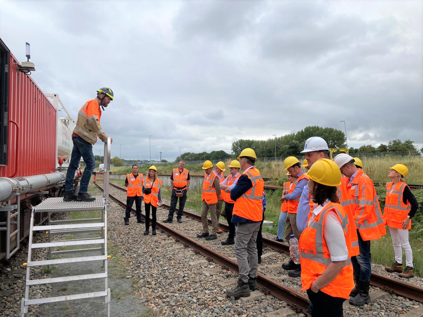 Regiomanager Incidentenbestrijding Henny Kennedy van ProRail geeft uitleg over de blustrein