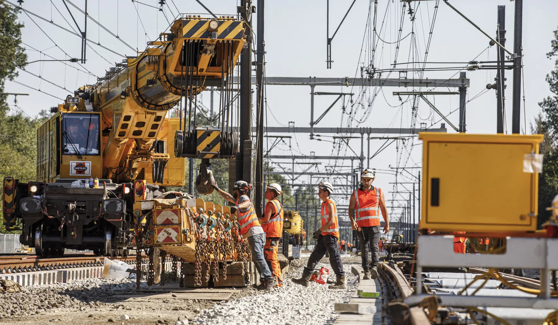 Onze spoorwerkers zorgen ervoor dat het spoor tijdig weer in dienst kan