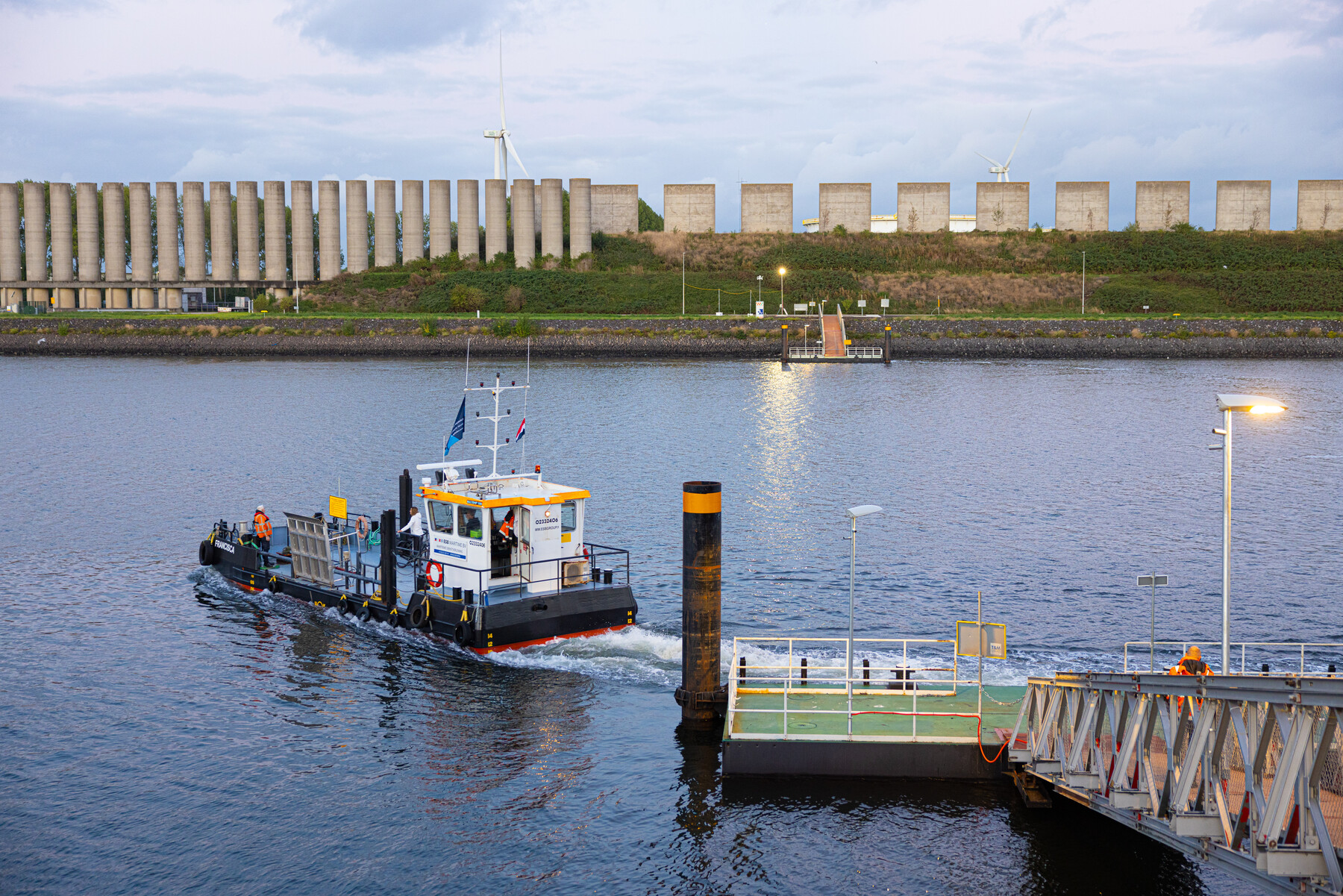 Veerpont Fransisca vaart over het Calandkanaal