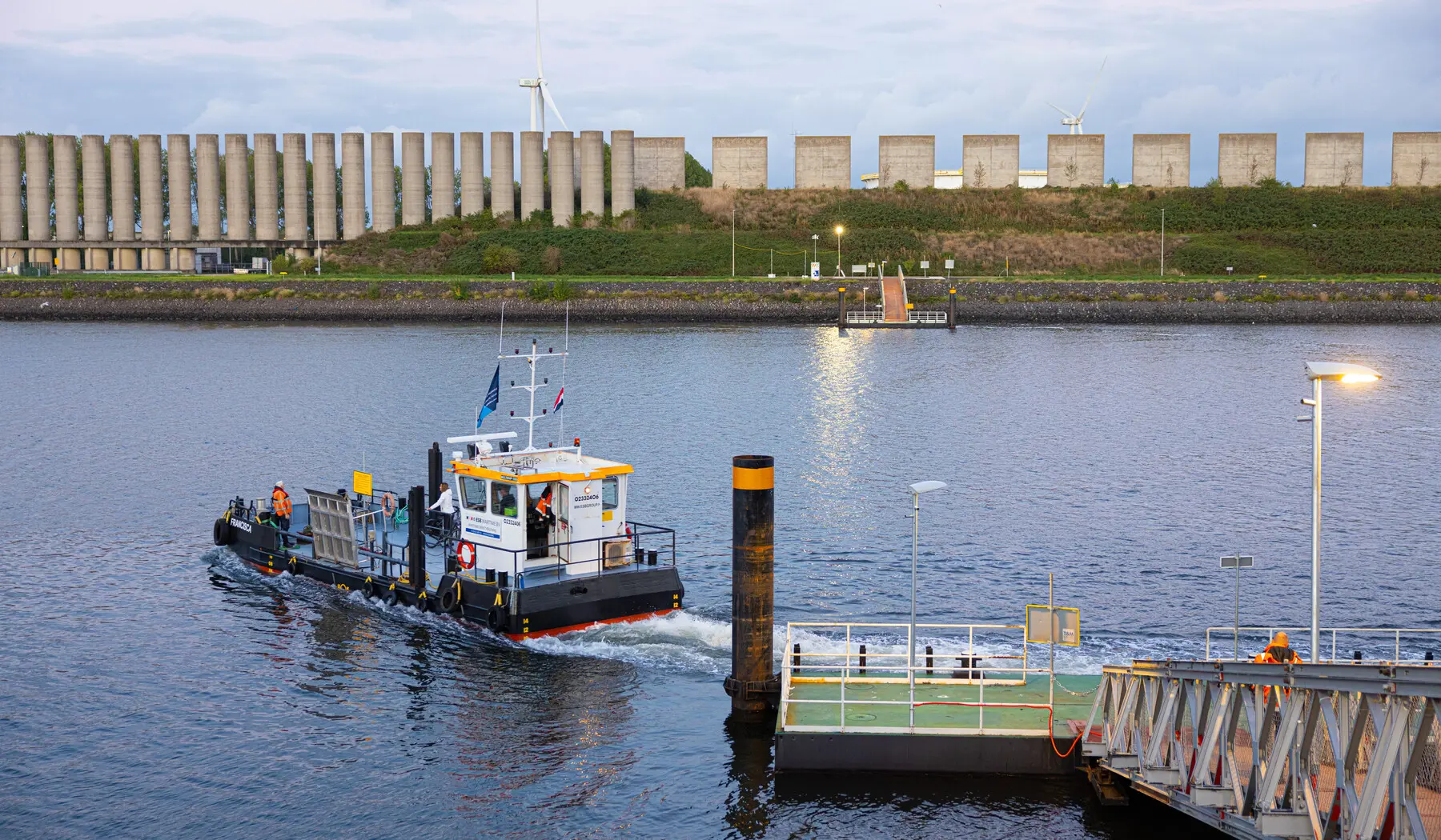 Veerpont Fransisca vaart over het Calandkanaal