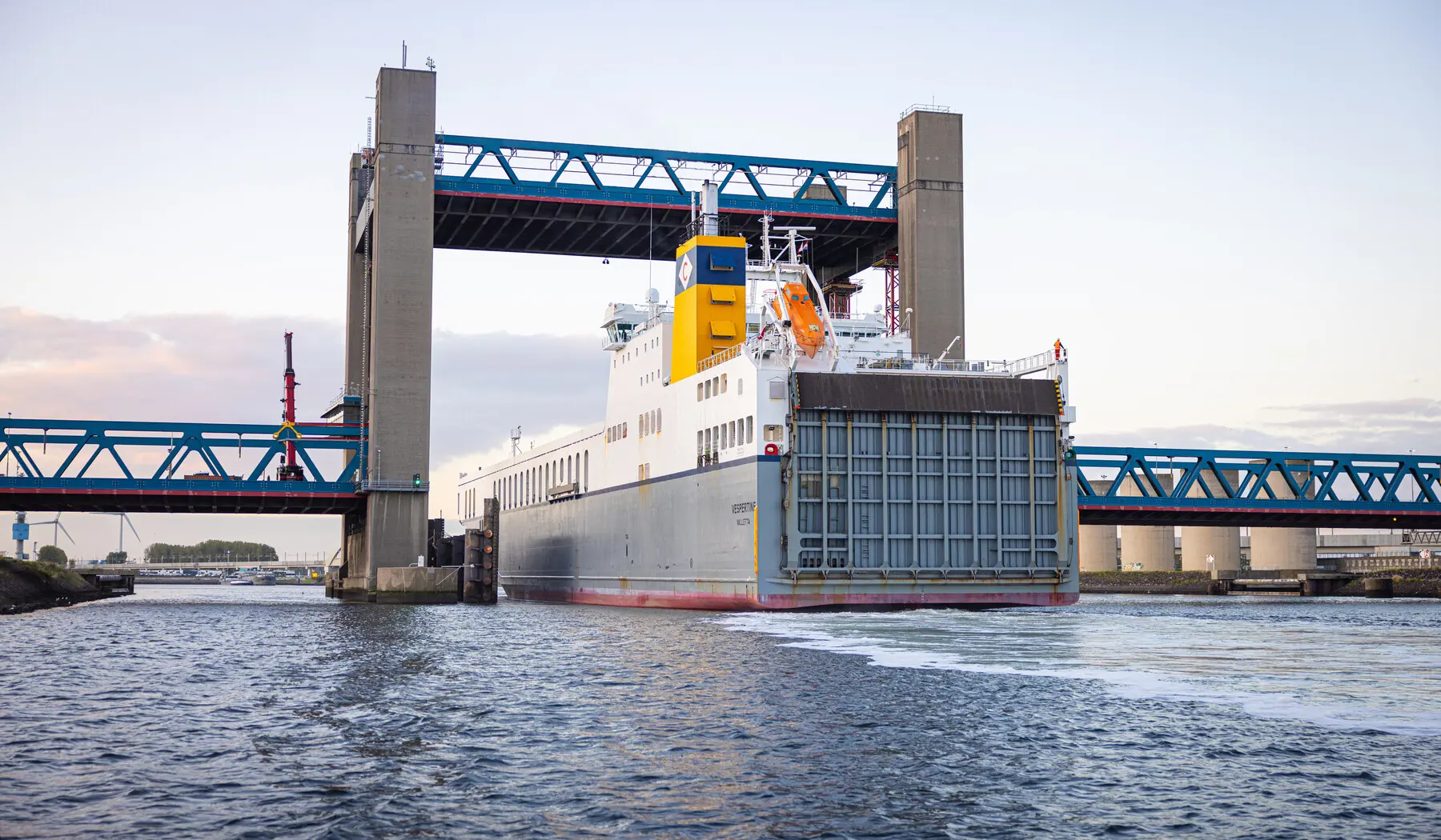De defecte brug is open gezet voor de scheepvaart