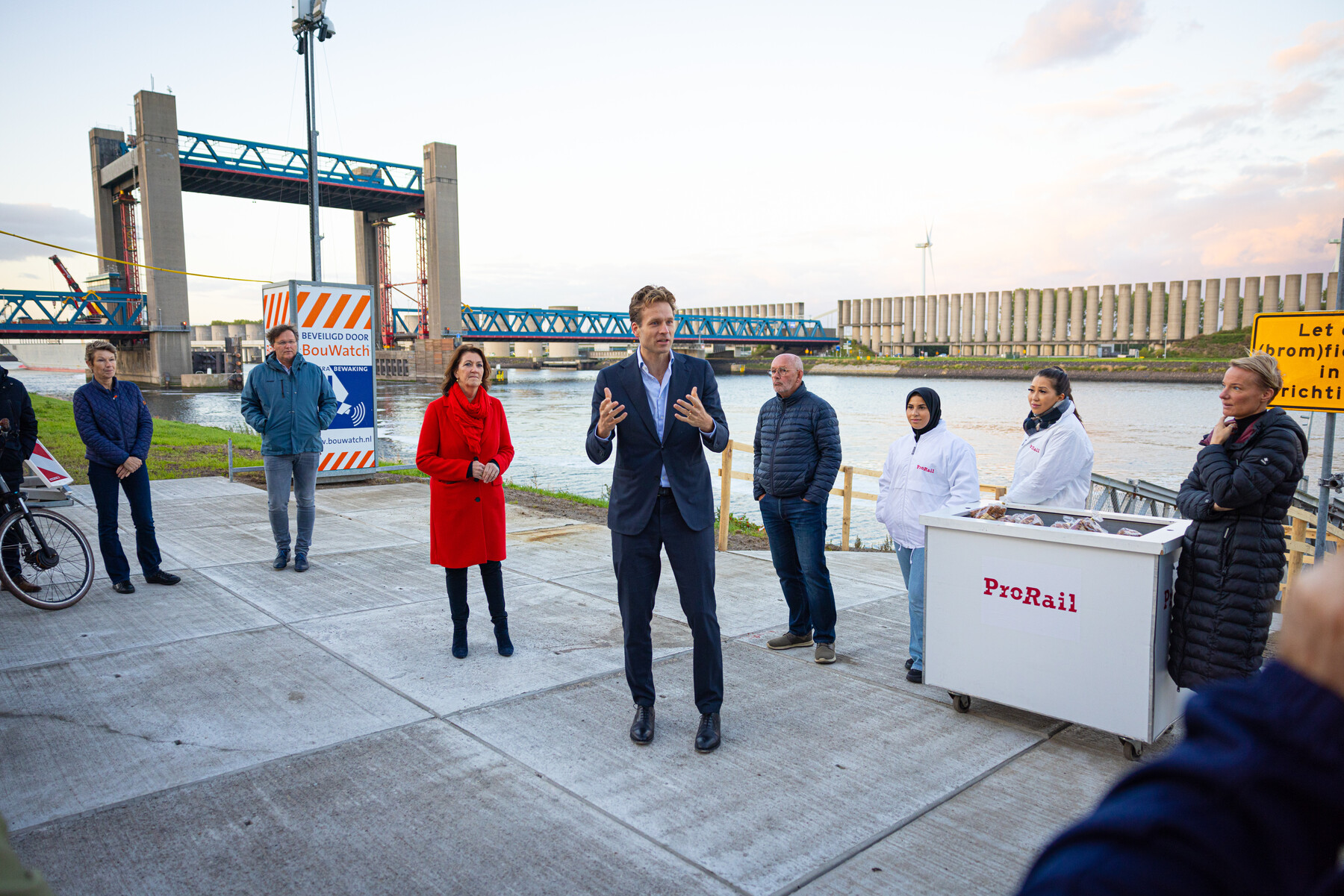 De samenwerkende partijen - waaronder regiodirecteur Helga Cuijpers van ProRail - waren bij de eerst afvaart