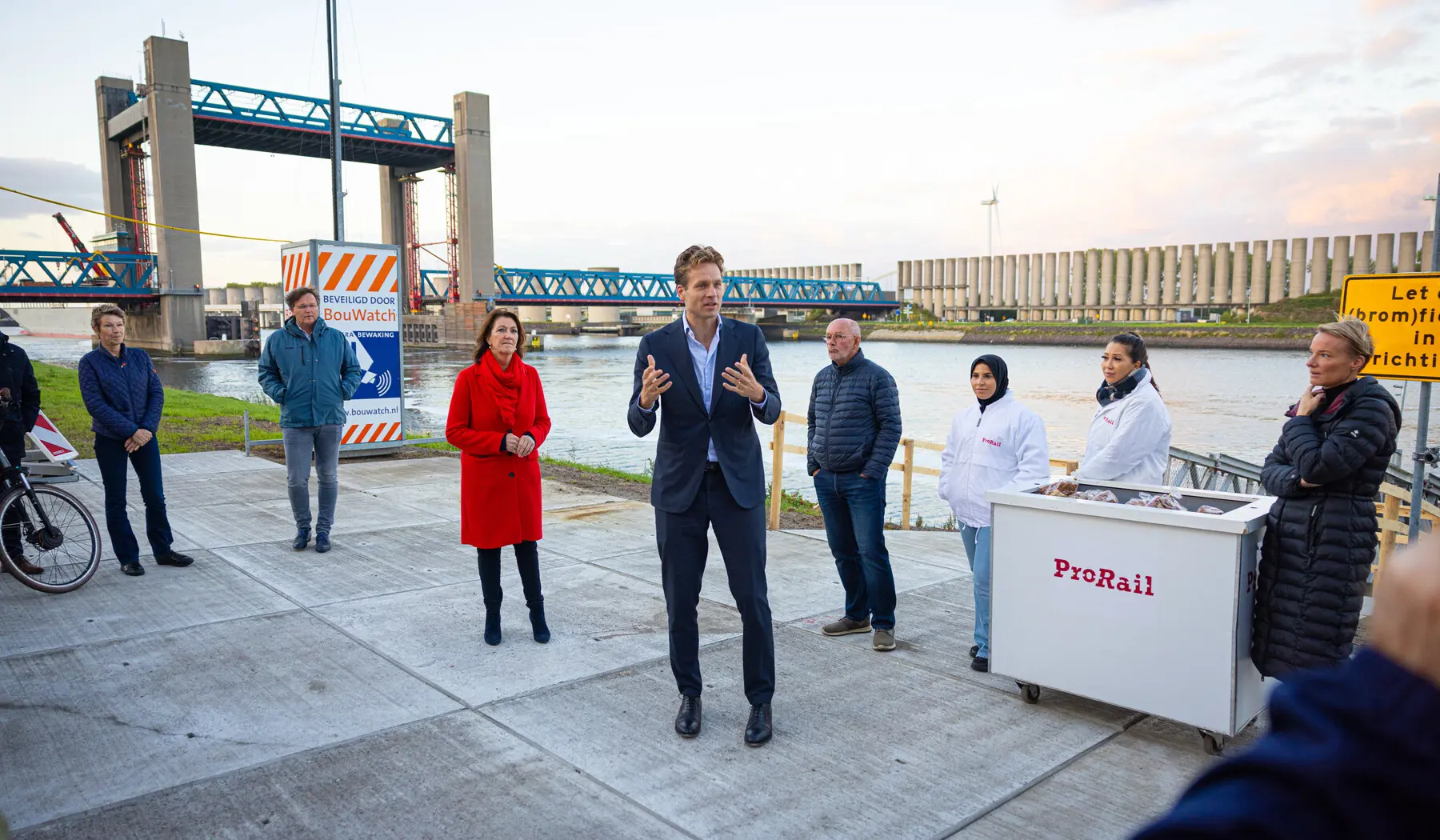 De samenwerkende partijen - waaronder regiodirecteur Helga Cuijpers van ProRail - waren bij de eerst afvaart