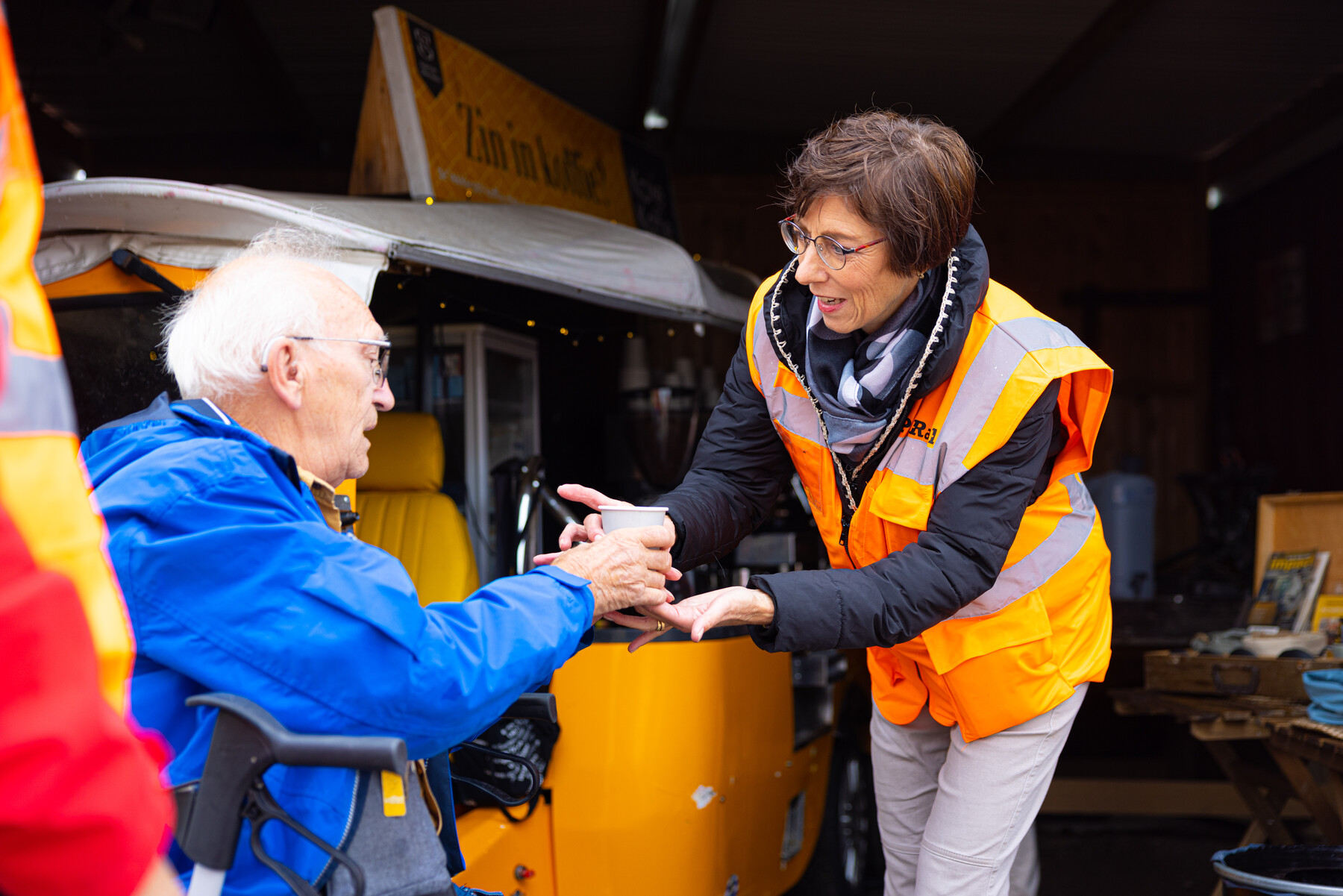 Jolanda biedt een kopje koffie aan