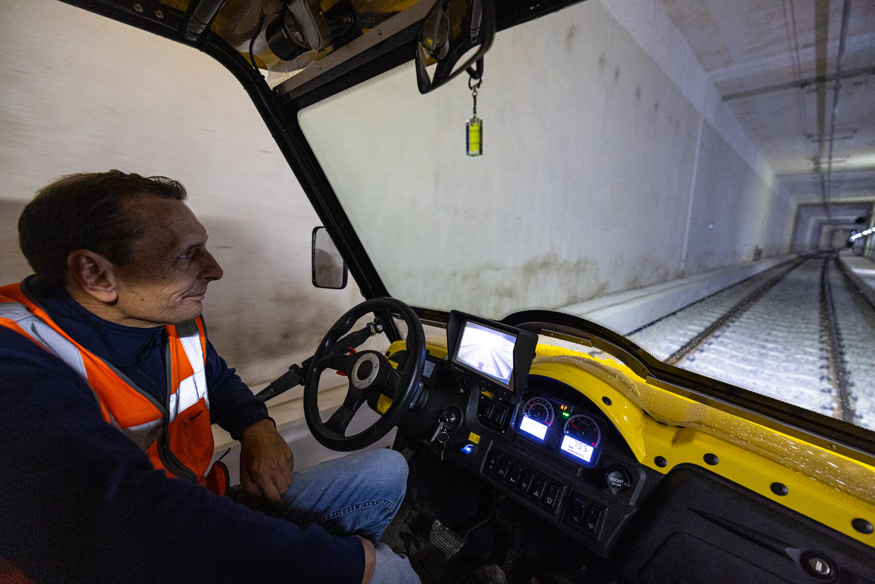 Thierry bestuurt de RailRunner naar station Delft
