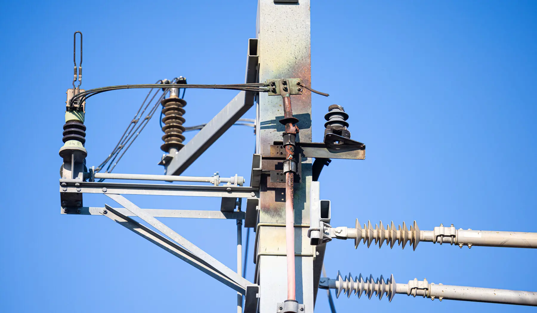 Schade aan een bovenleidingsportaal door de kortsluiting bij Swifterbant, 3 september 2022