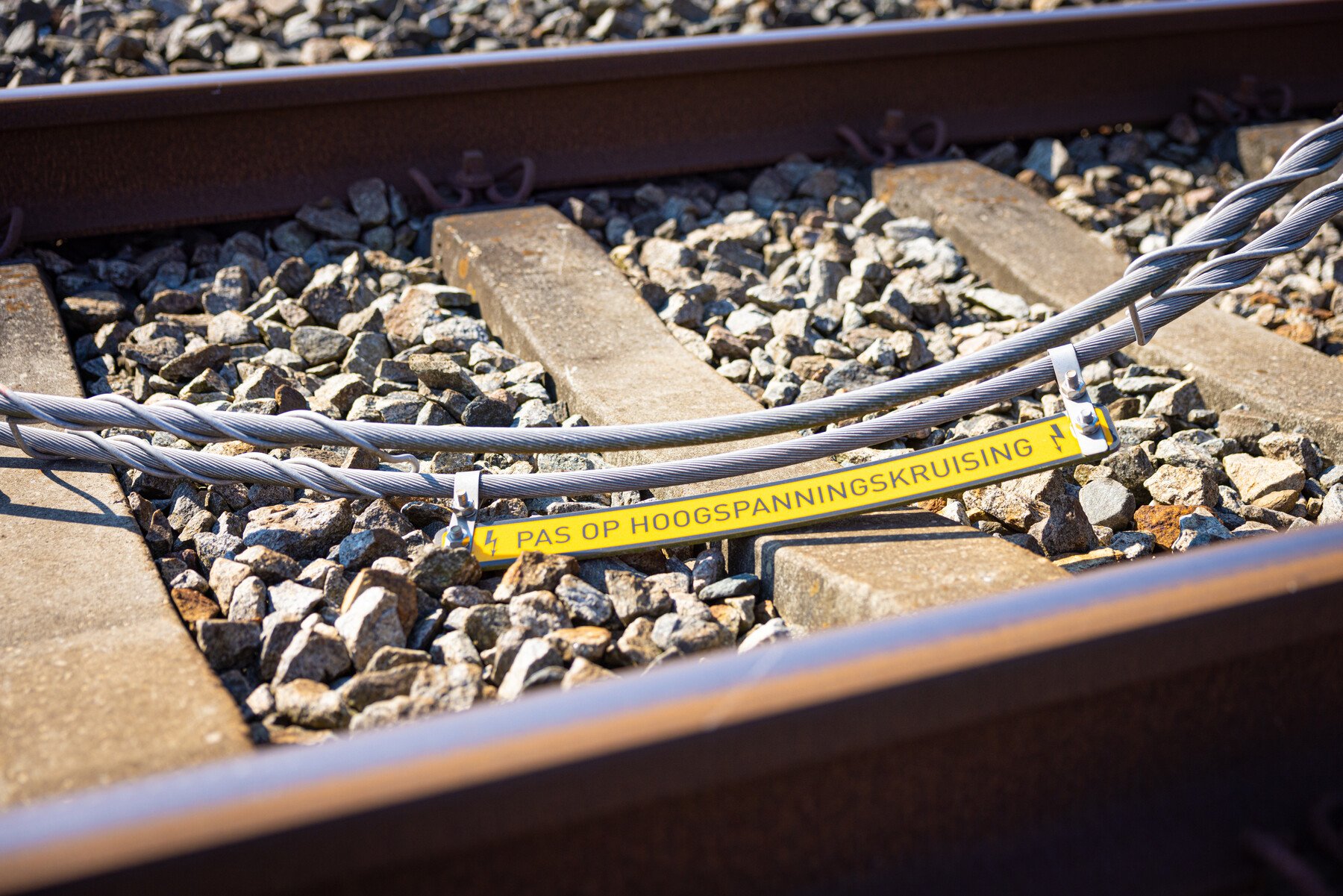 Kabel naar beneden met bordje Pas op hoogspanningskruising, Swifterbant 3 september