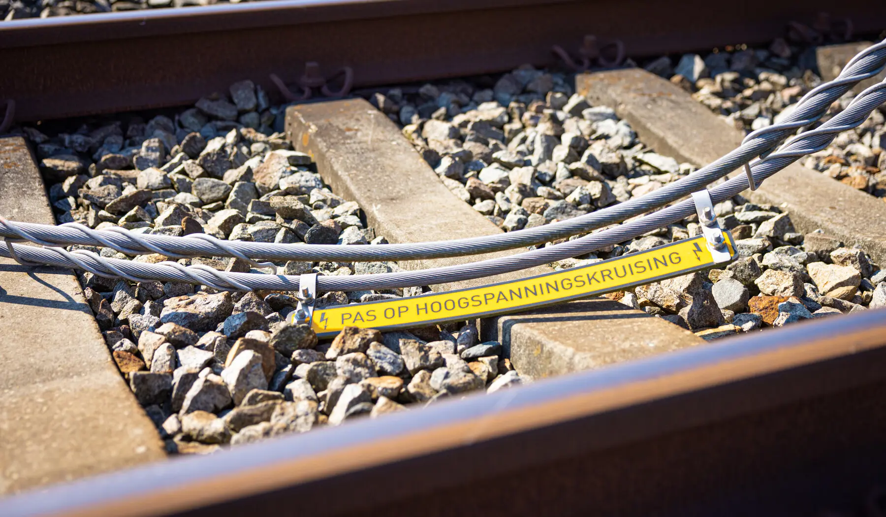 Kabel naar beneden met bordje Pas op hoogspanningskruising, Swifterbant 3 september
